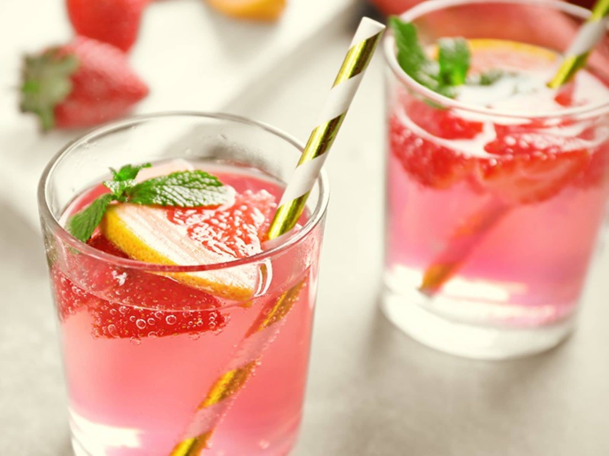 Zwei Erdbeer-Bowles im Glas