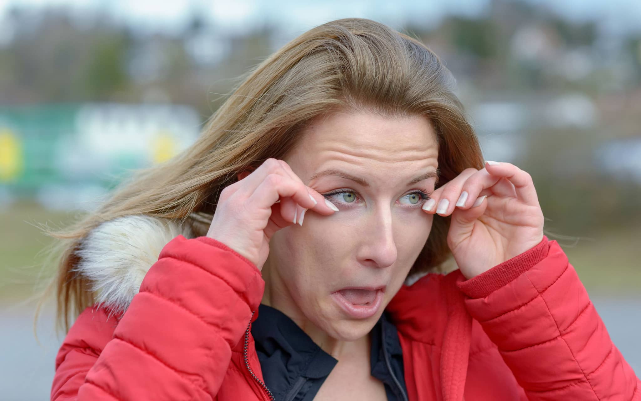 Trockene Augen im Winter: Eine Frau reibt sich ihre Augen