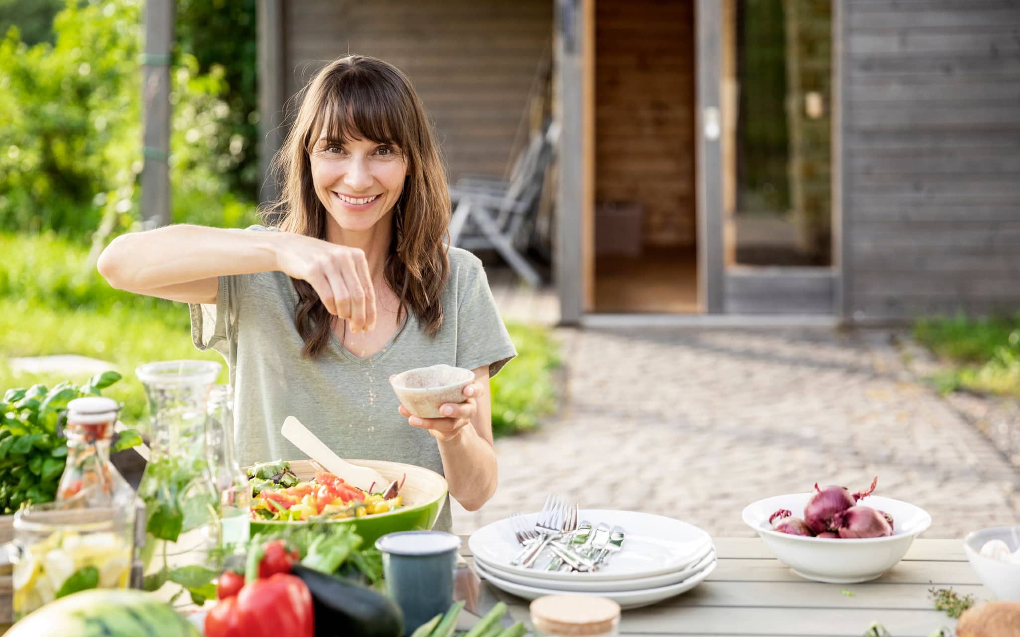 Fit-Food für Frauen: Eine Frau bereitet sich eine gesunde Mahlzeit zu