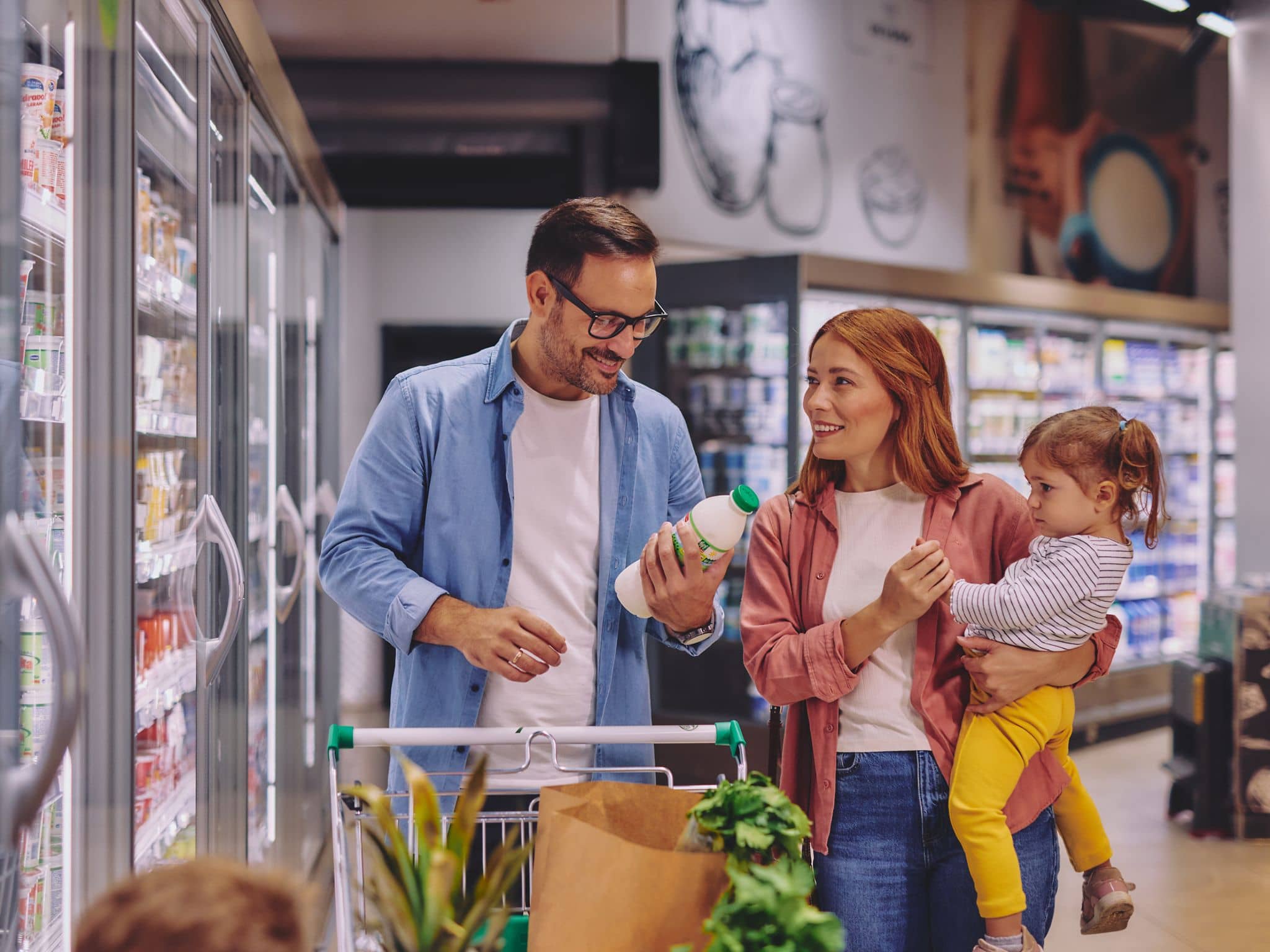 Nutri-Score: Ein Mann sieht sich die Angaben auf einer Milchfalsche an