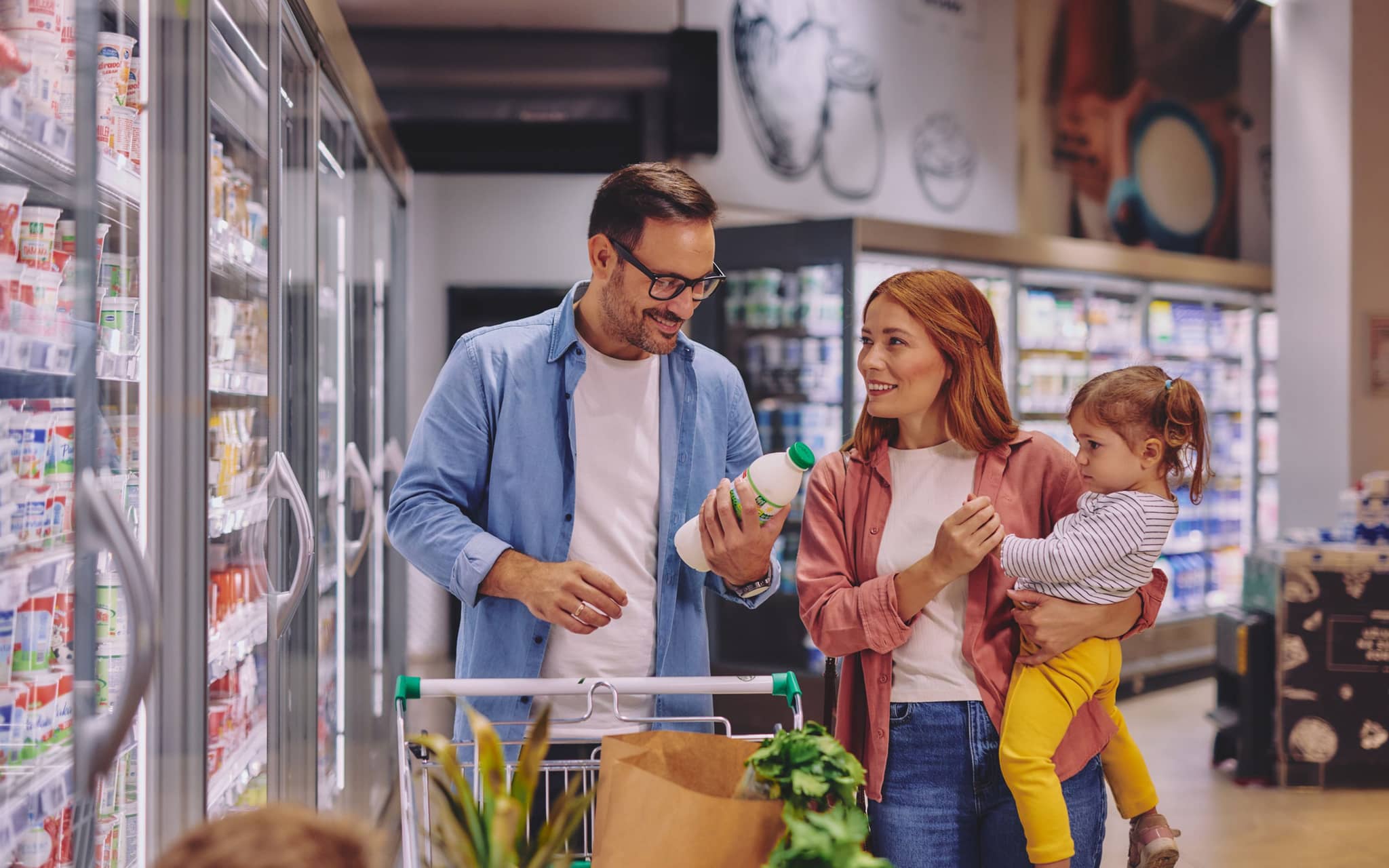 Nutri-Score: Ein Mann sieht sich die Angaben auf einer Milchfalsche an