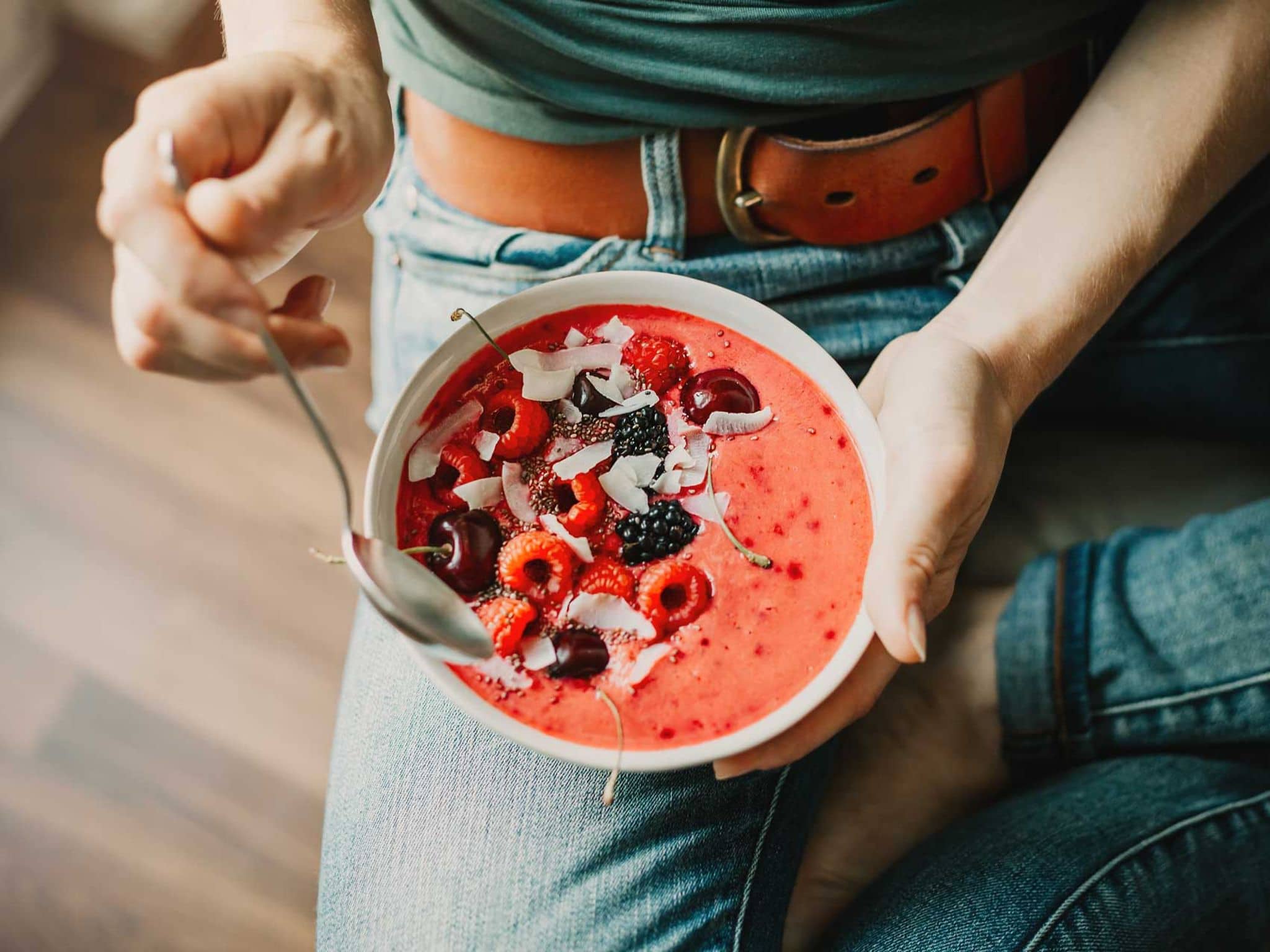 Schüssel mit einem Dessert mit roten Beeren
