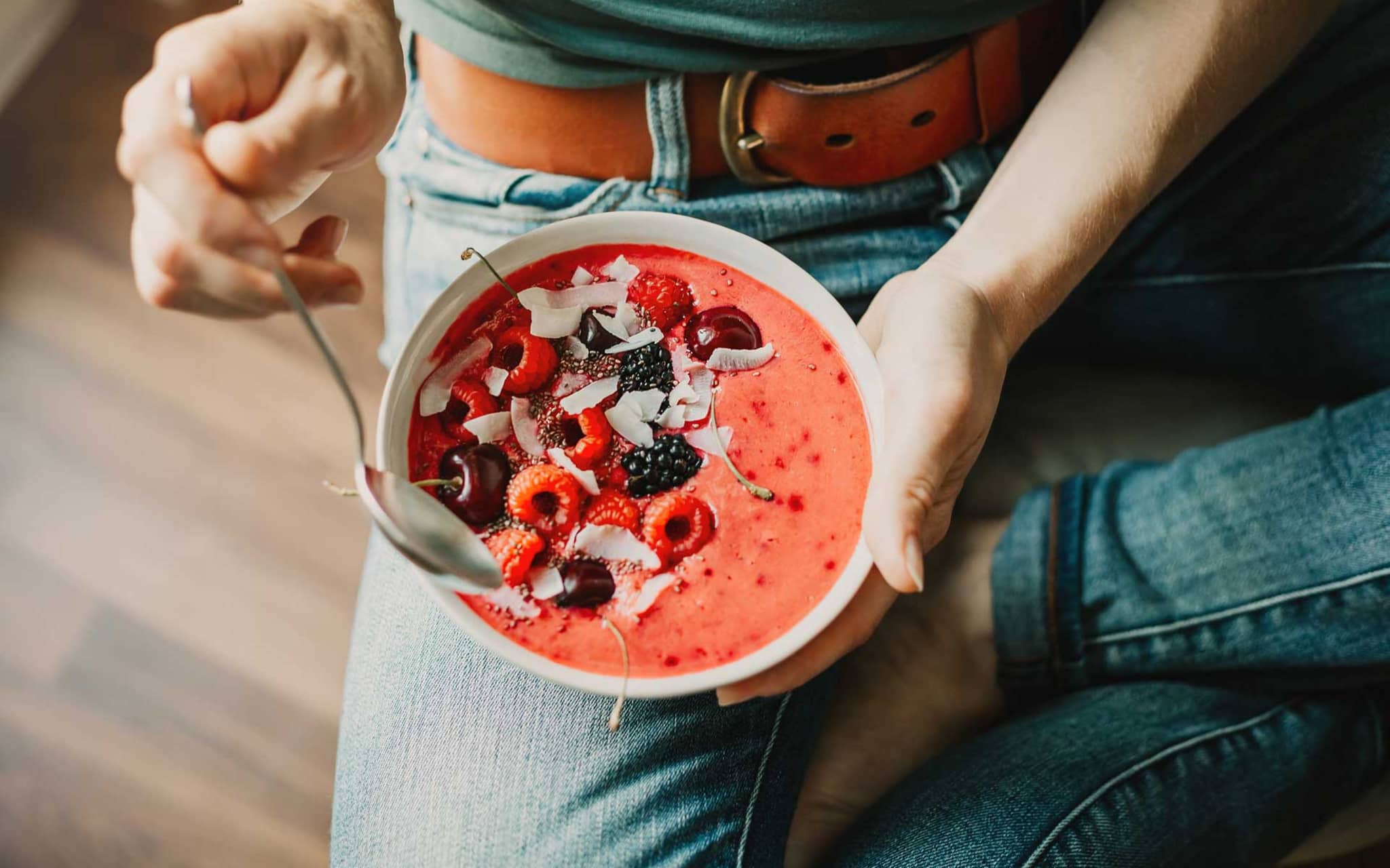 Schüssel mit einem Dessert mit roten Beeren