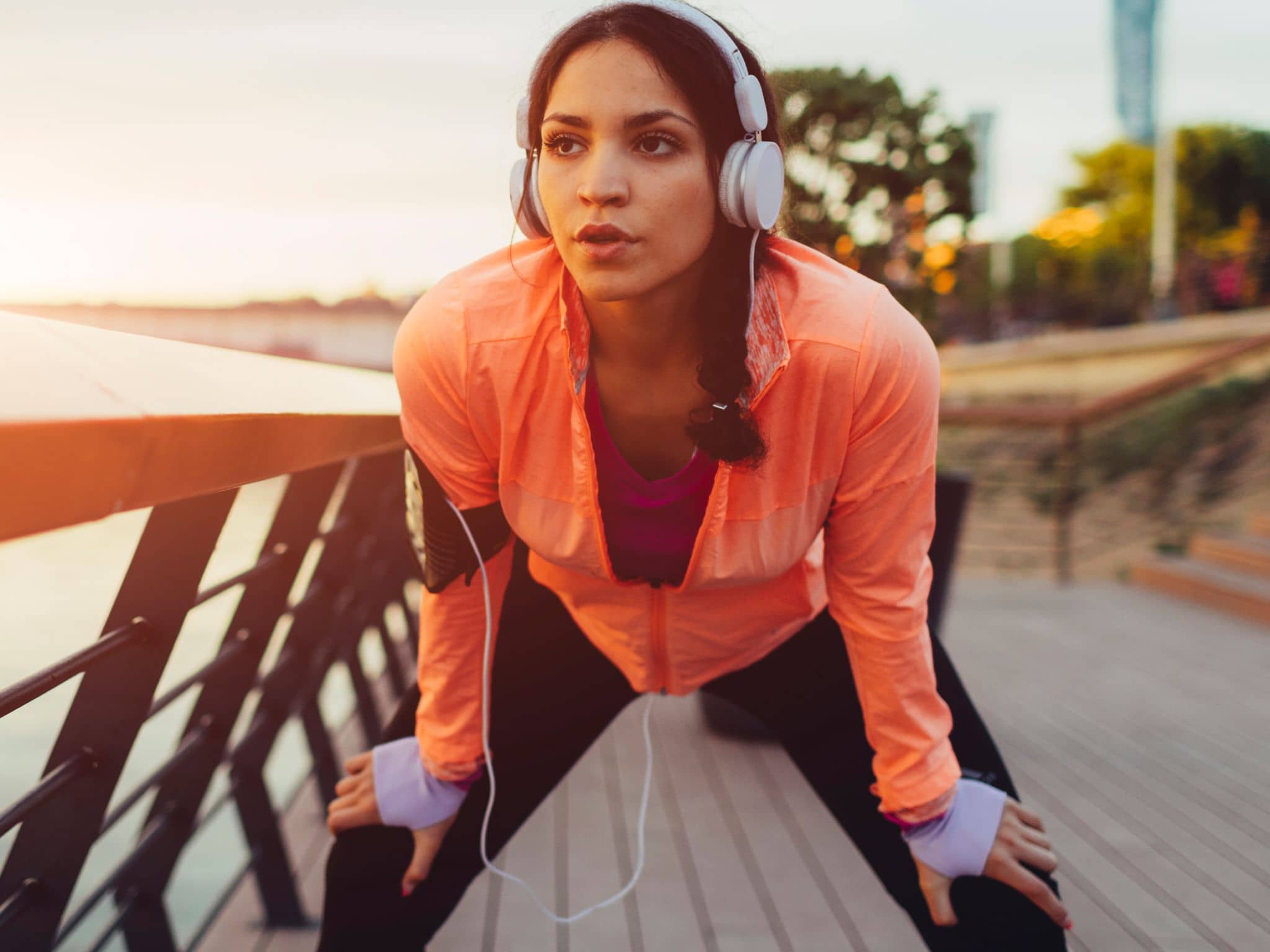 Frühsport: Junge Frau läuft morgens in der Stadt und macht gerade Pause.