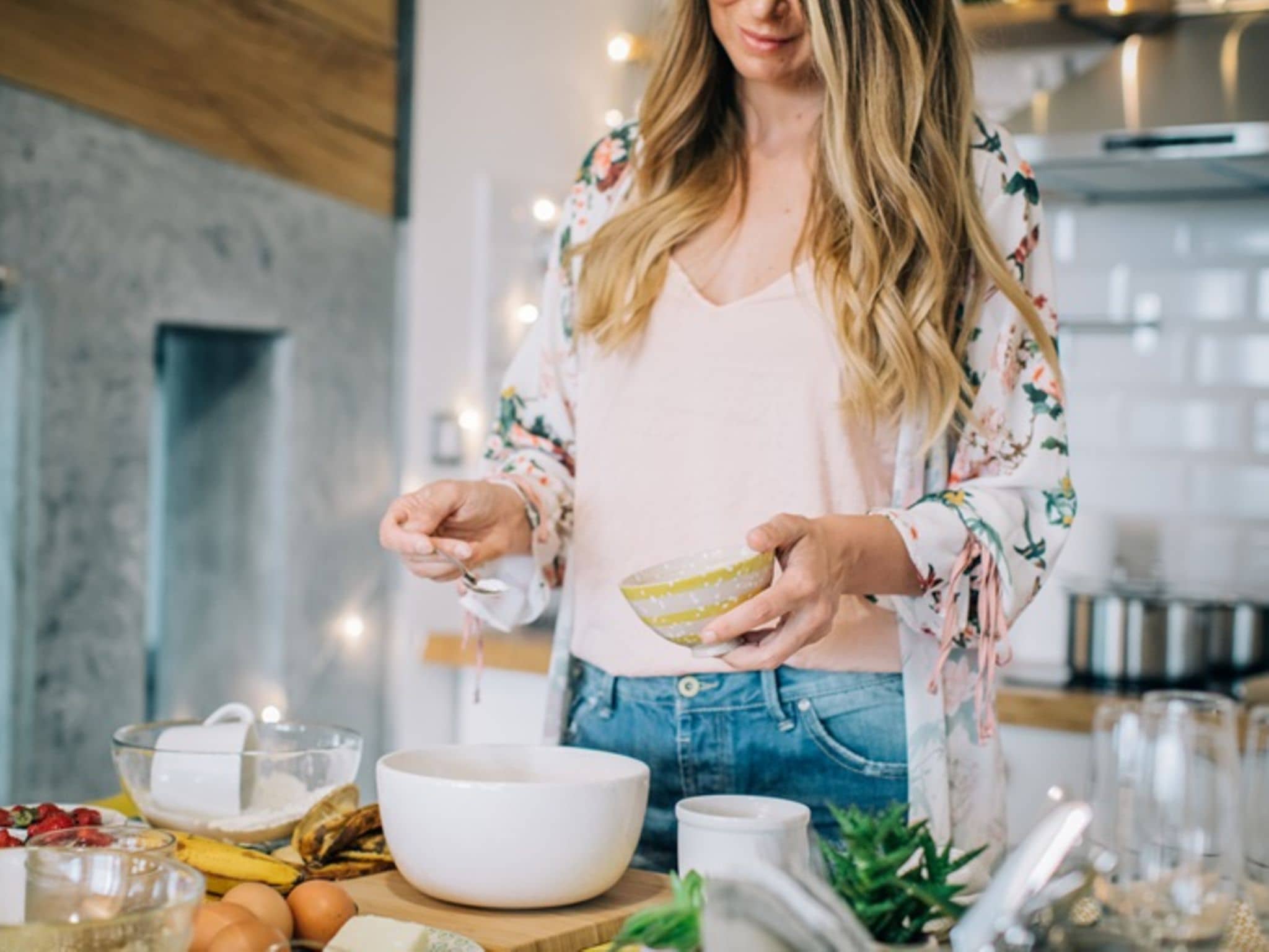 Tassenkuchen-Kreation: Frau in der Kuchen am Kuchenbacken