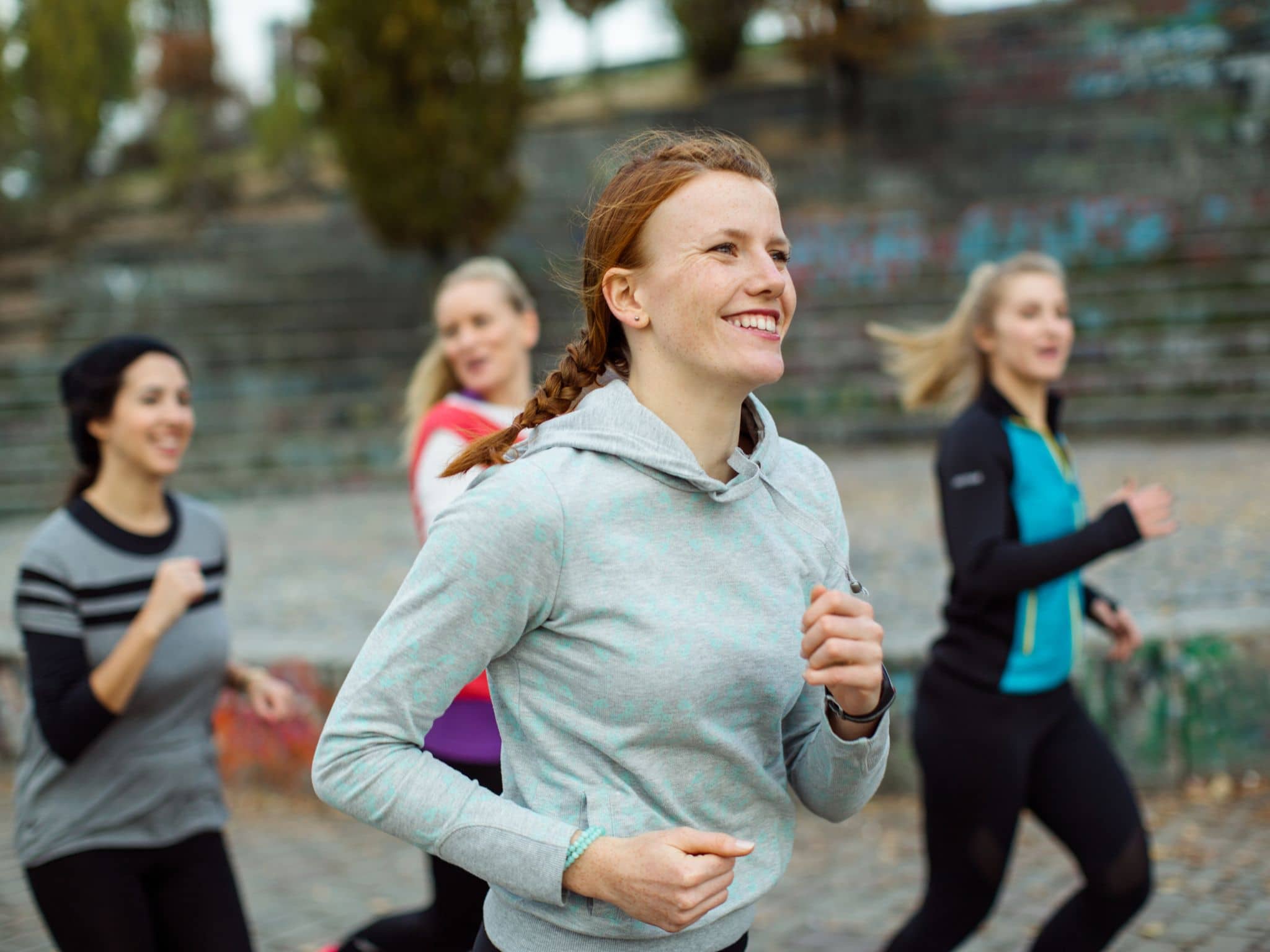 Zyklusbasiertes Training: Eine Gruppe Frauen joggt