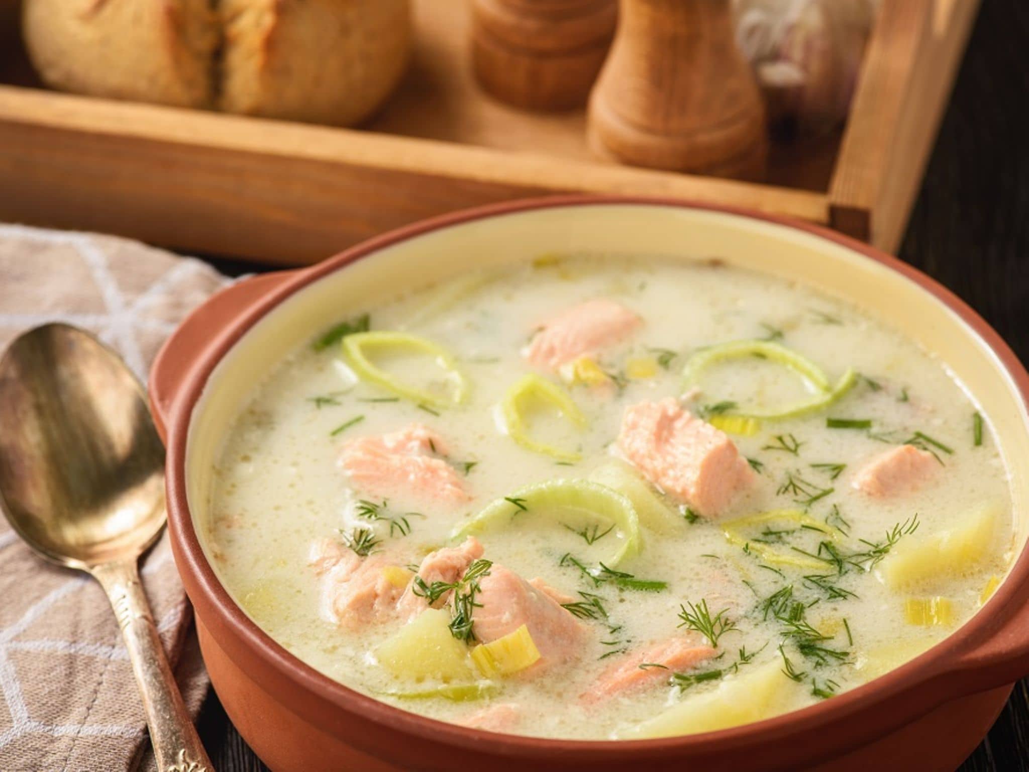 Frisch gekochte Schwedische Sommersuppe mit frischen Kräutern in einer Schüssel serviert.