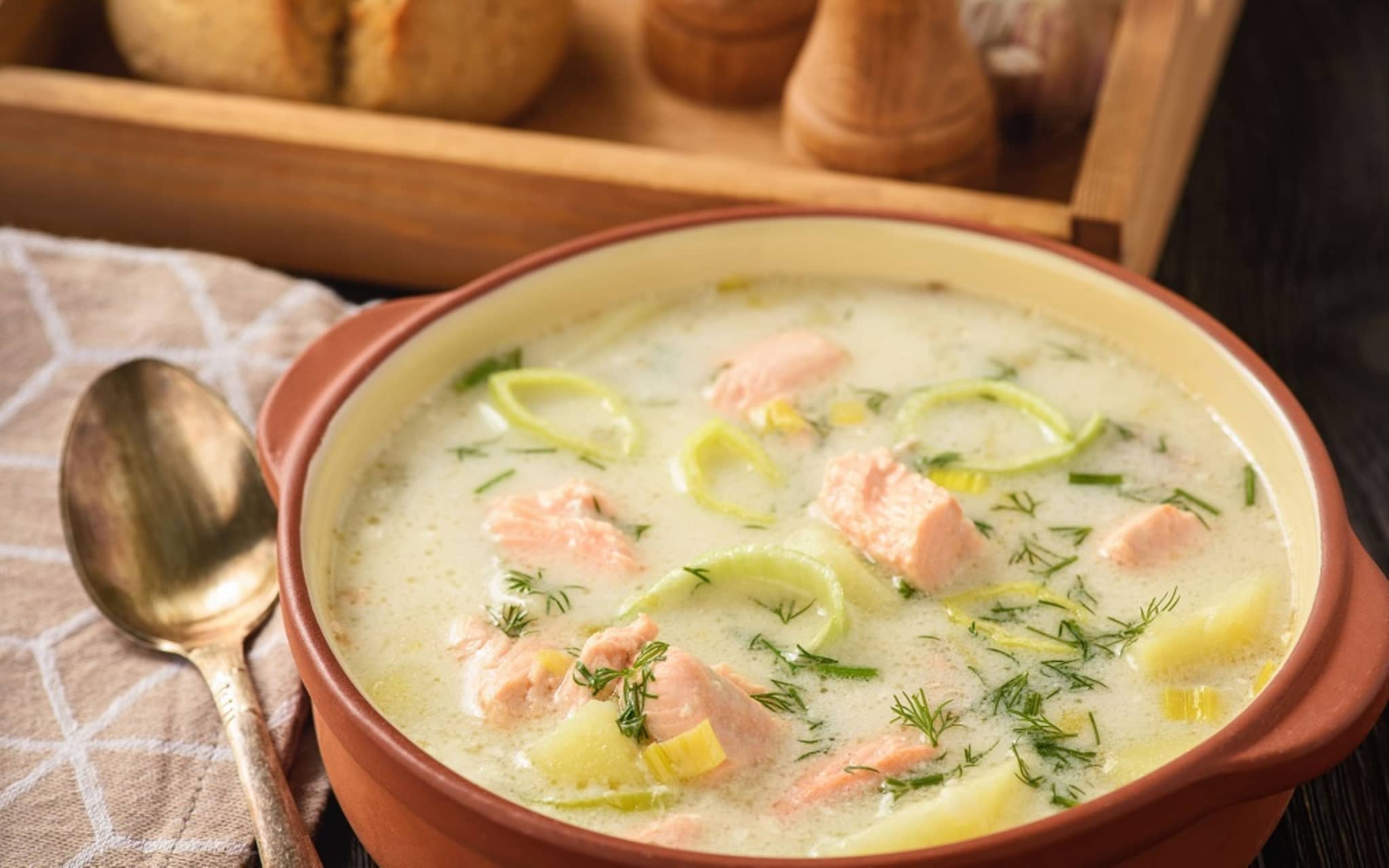 Frisch gekochte Schwedische Sommersuppe mit frischen Kräutern in einer Schüssel serviert.