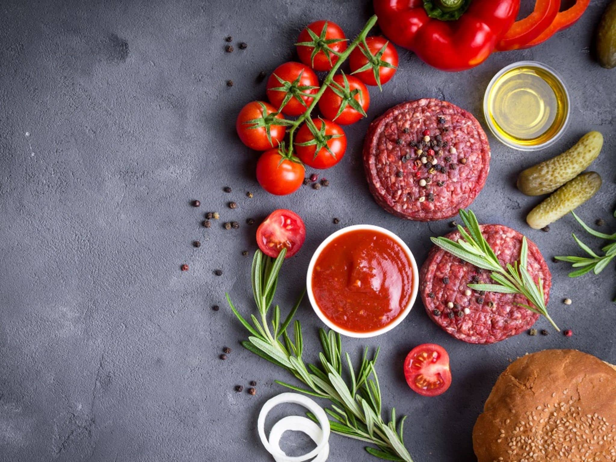 Zutaten für einen Hamburger Salat.