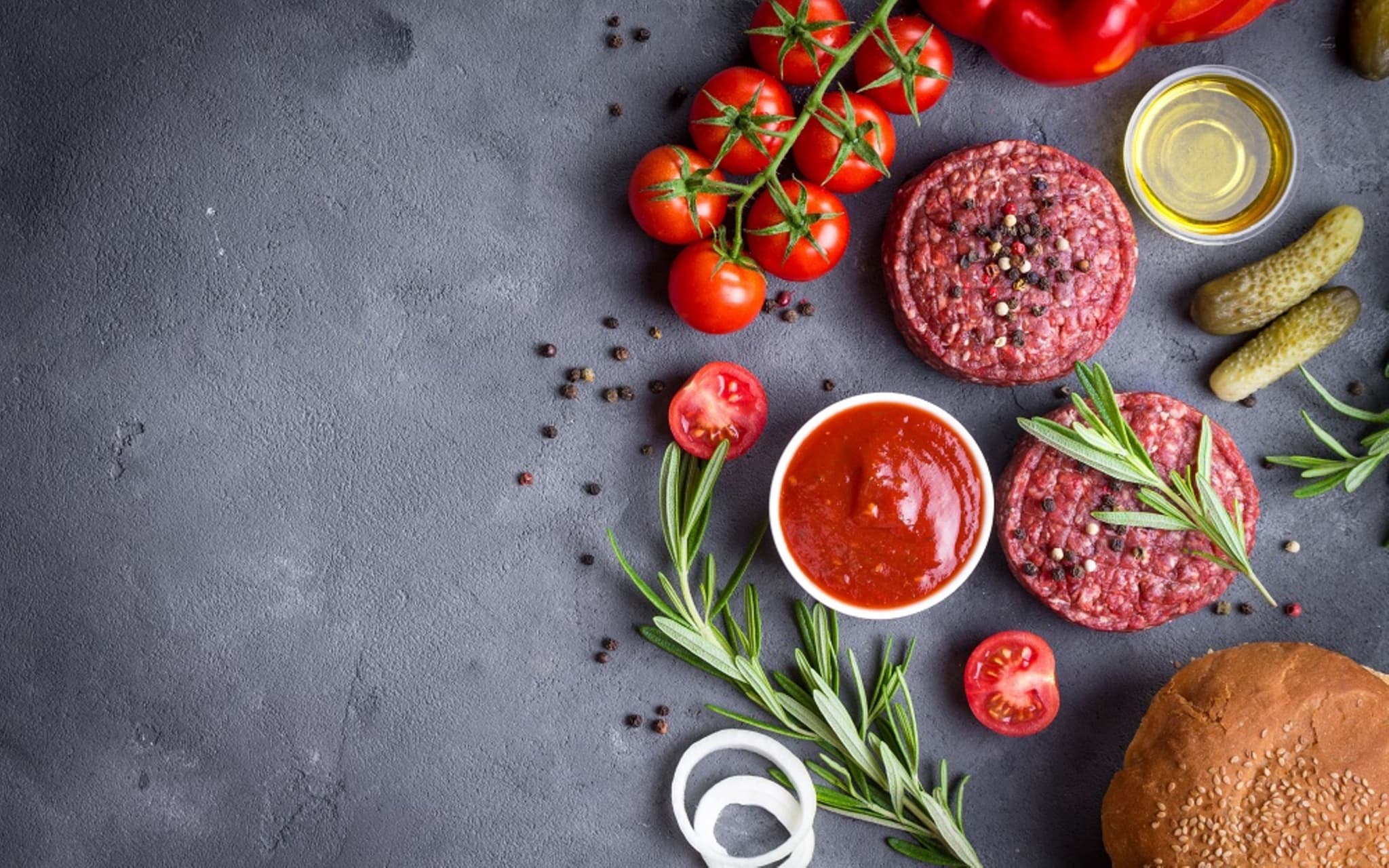 Zutaten für einen Hamburger Salat.