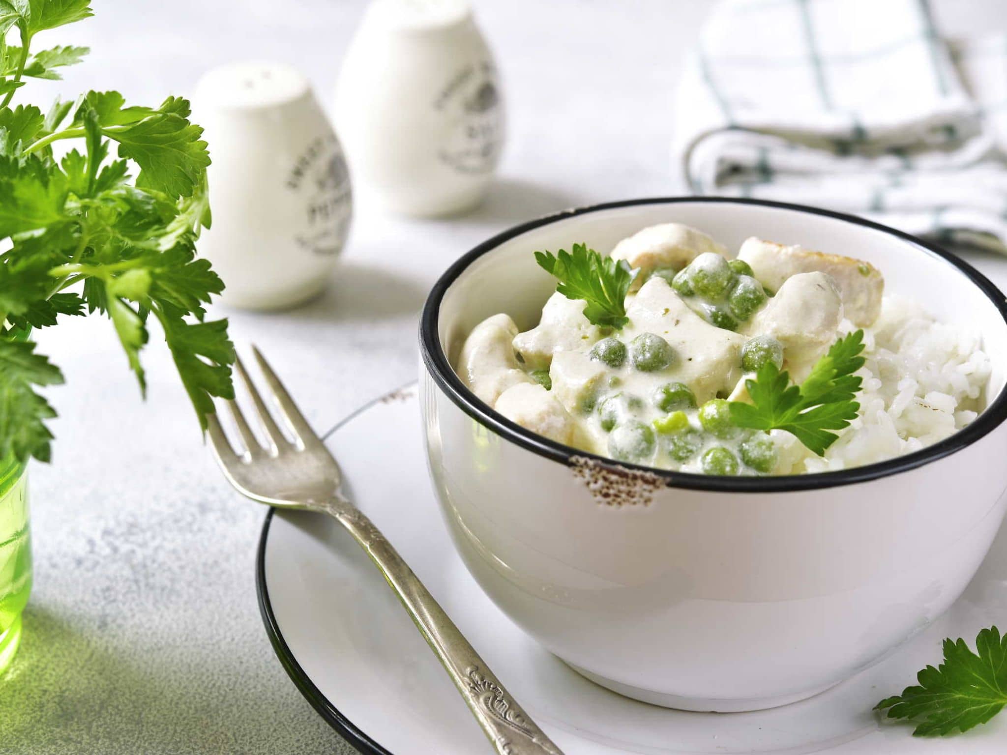 Hühnerfrikassee: Eine Portion Hühnerfrikassee in einer weißen Schale