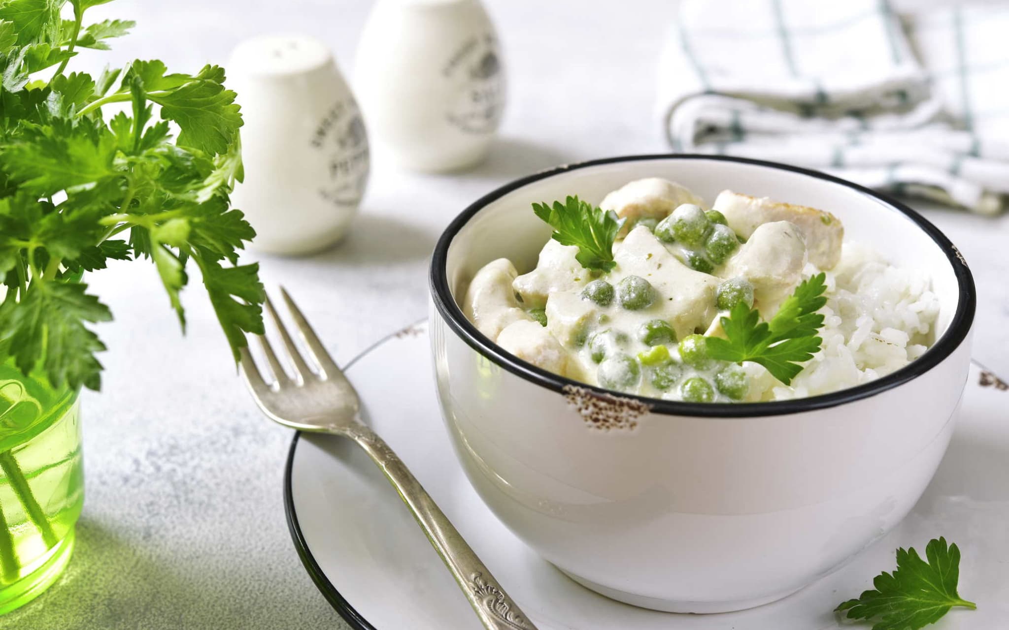 Hühnerfrikassee: Eine Portion Hühnerfrikassee in einer weißen Schale