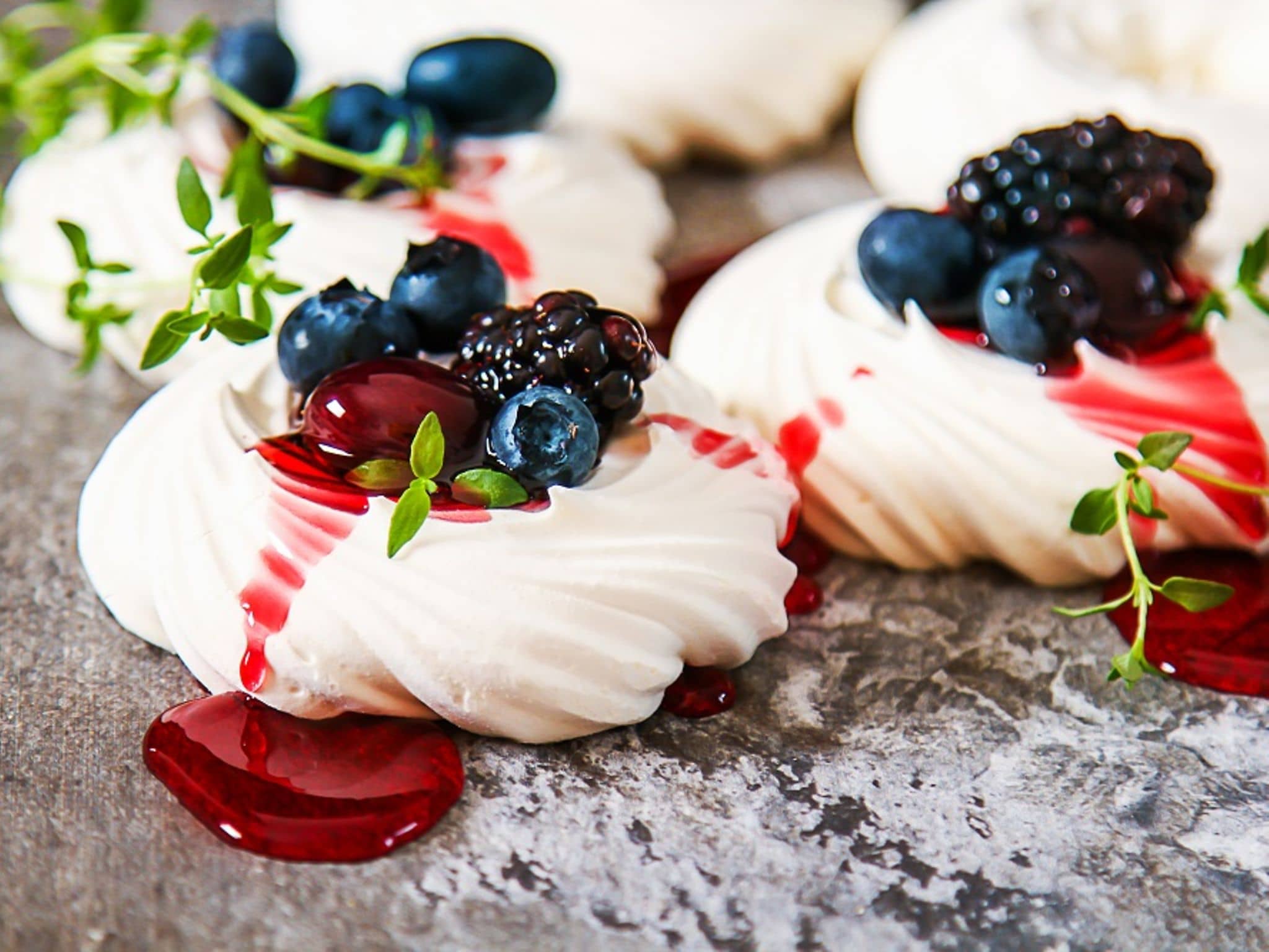 Appetitlich sahniges Dessert mit Beeren und einer weißen Creme.