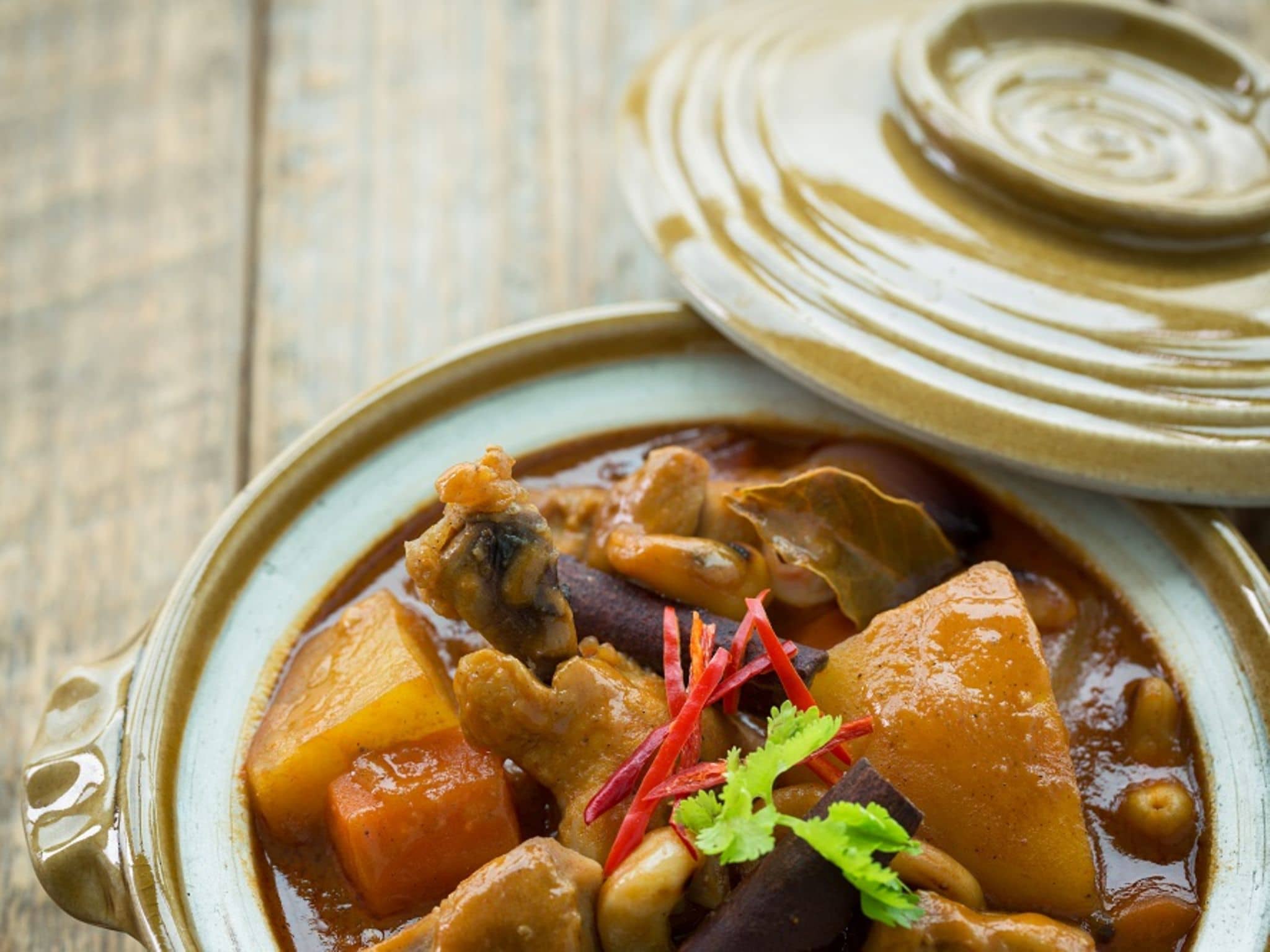 Thailändisches Massaman Curry - eine Art Eintopf mit Kartoffeln und Koriander.