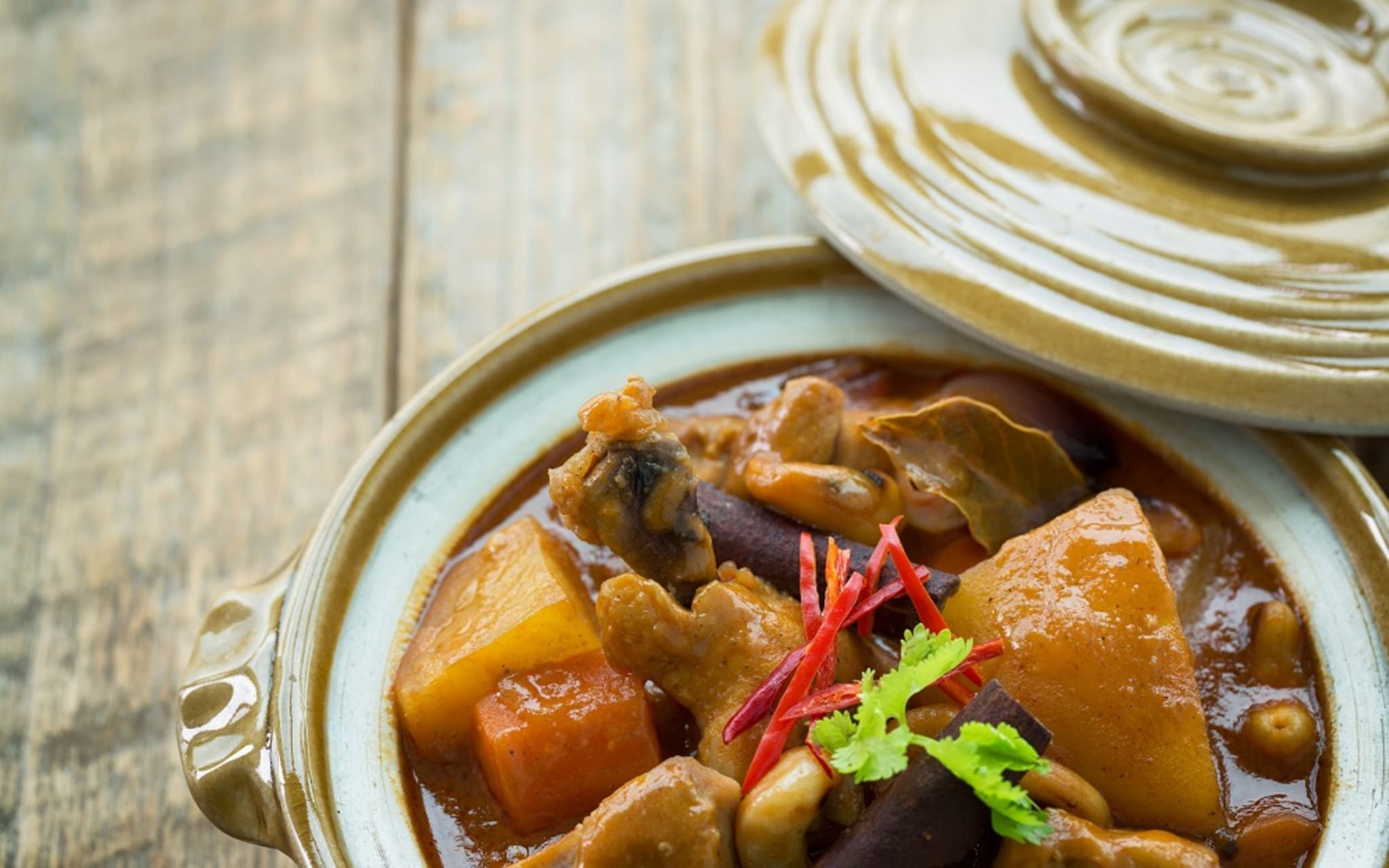 Thailändisches Massaman Curry - eine Art Eintopf mit Kartoffeln und Koriander.