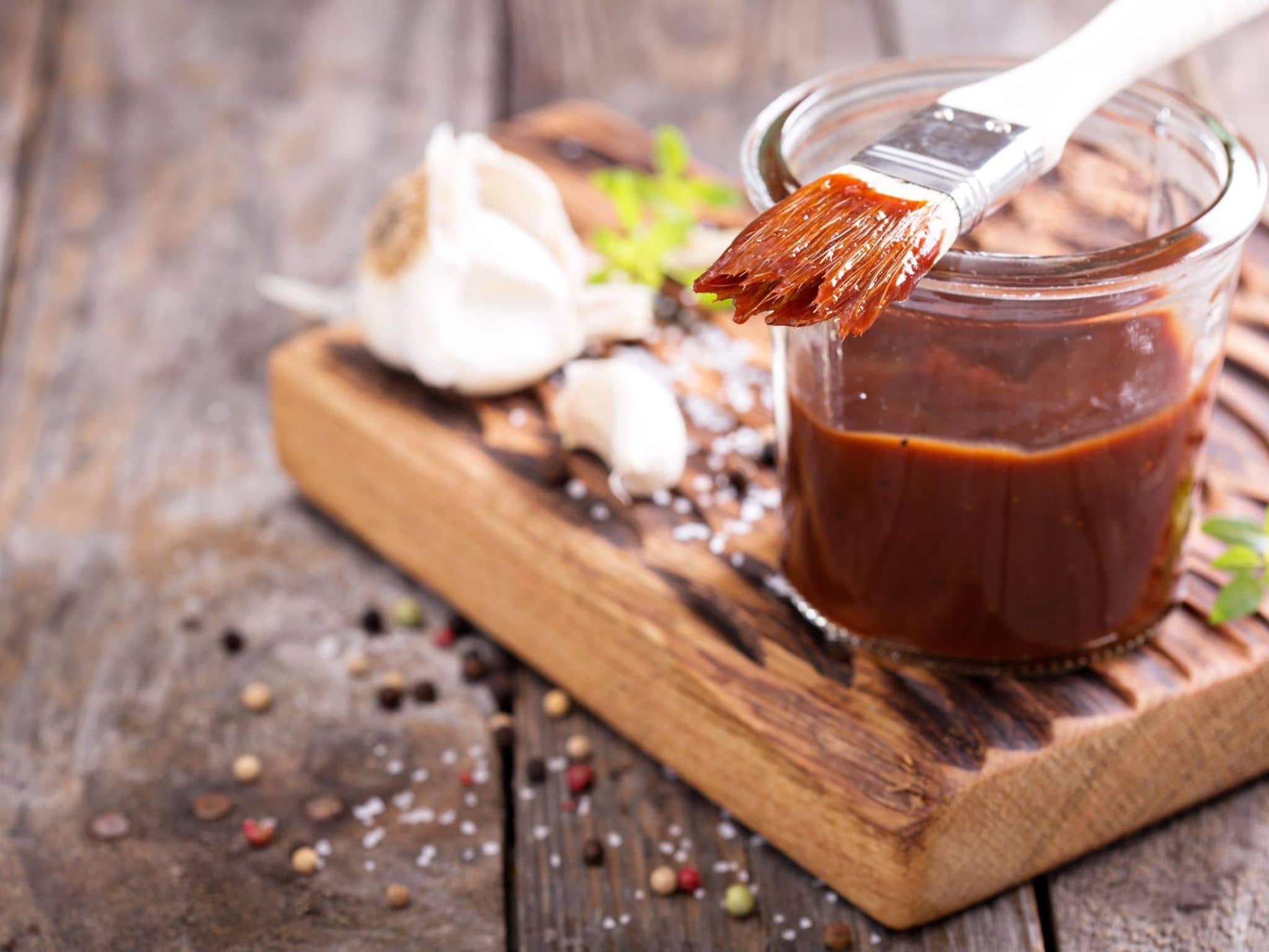 Eine fertige Marinade mit Knoblauch im Glas.