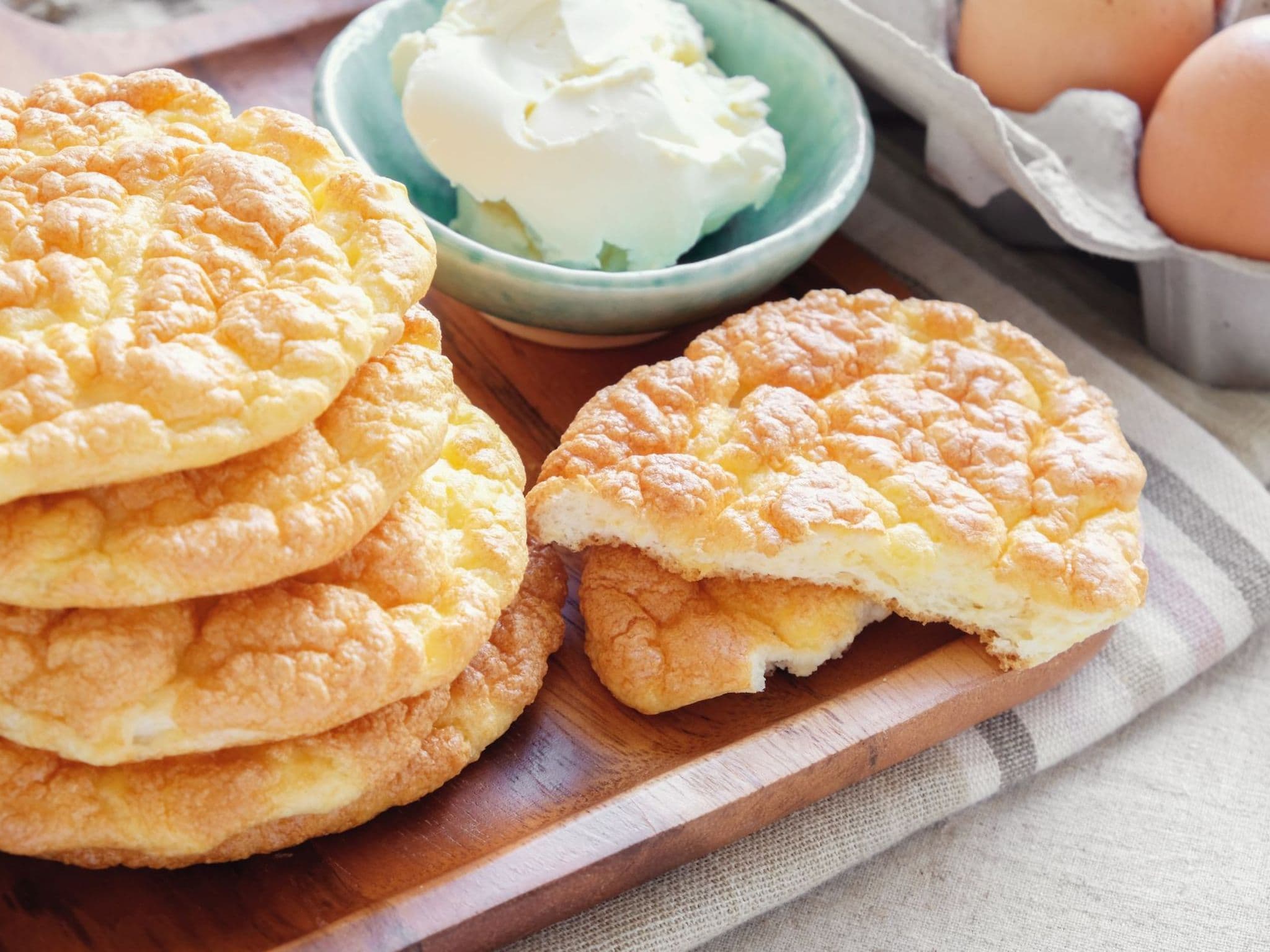 Das Wolkenbrot mit Zutaten wie Eier und Frischkäse.