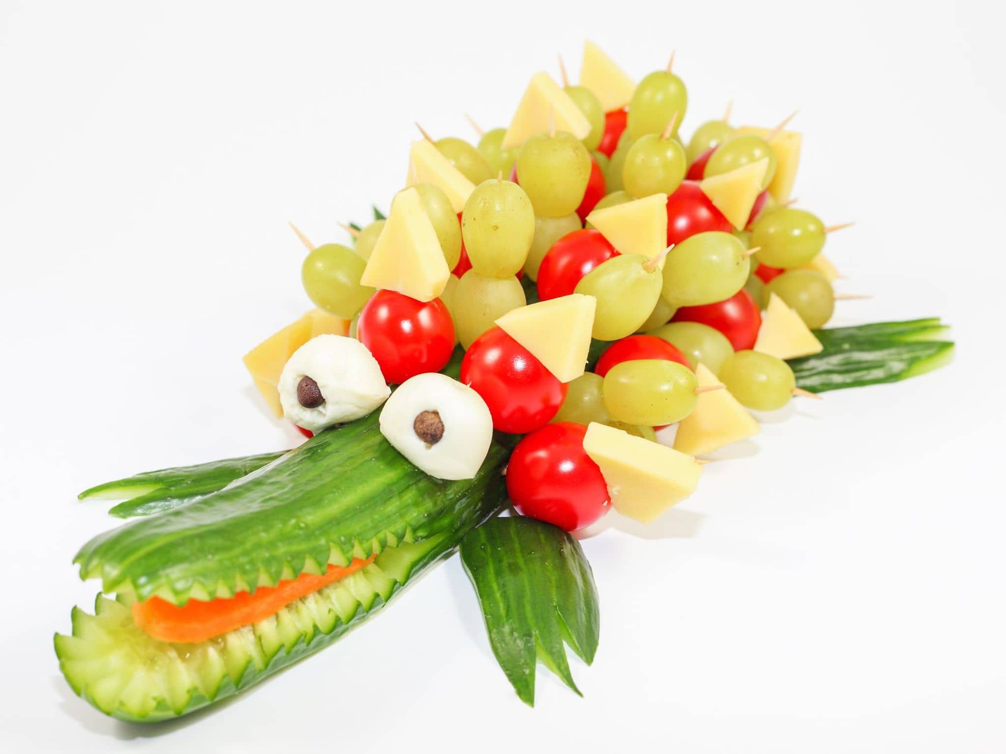 Ein Krokodil aus Gurke und Obst ist eine gesunde Alternative zum Geburtstagskuchen.