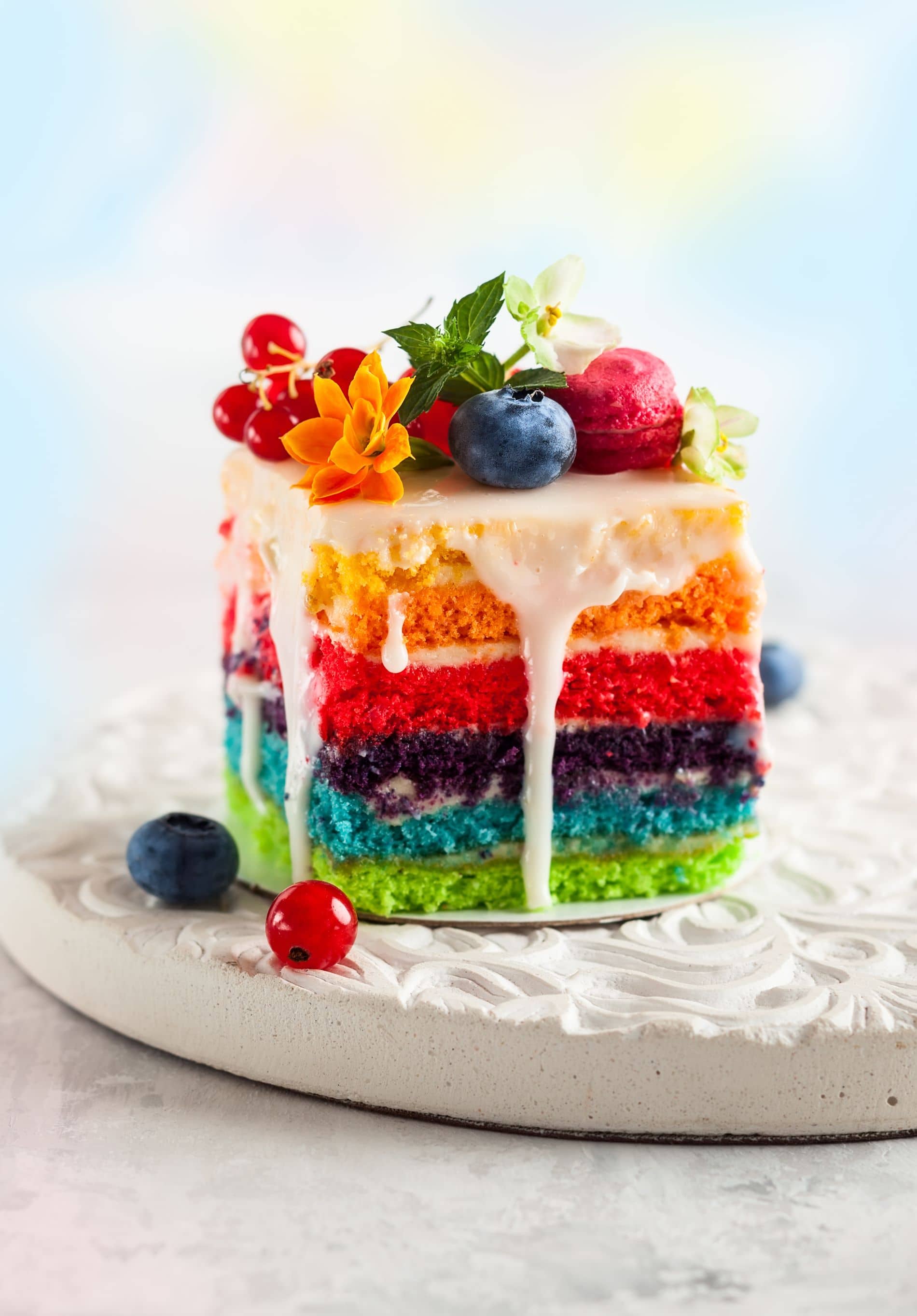 Ein farbenfroher Regenbogenkuchen für den Kindergeburtstag.