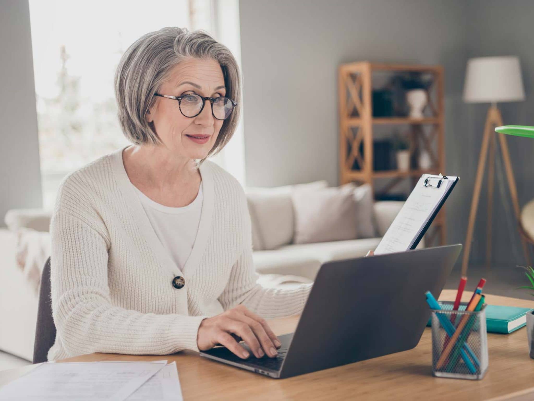Selbsttest Herzinsuffizienz: Seniorin sitzt vor ihrem Notebook und macht den Selbsttest.
