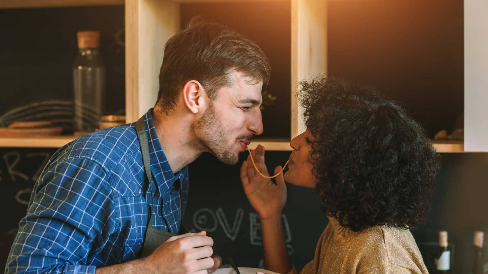 Paar zieht eine Spaghetti in den Mund