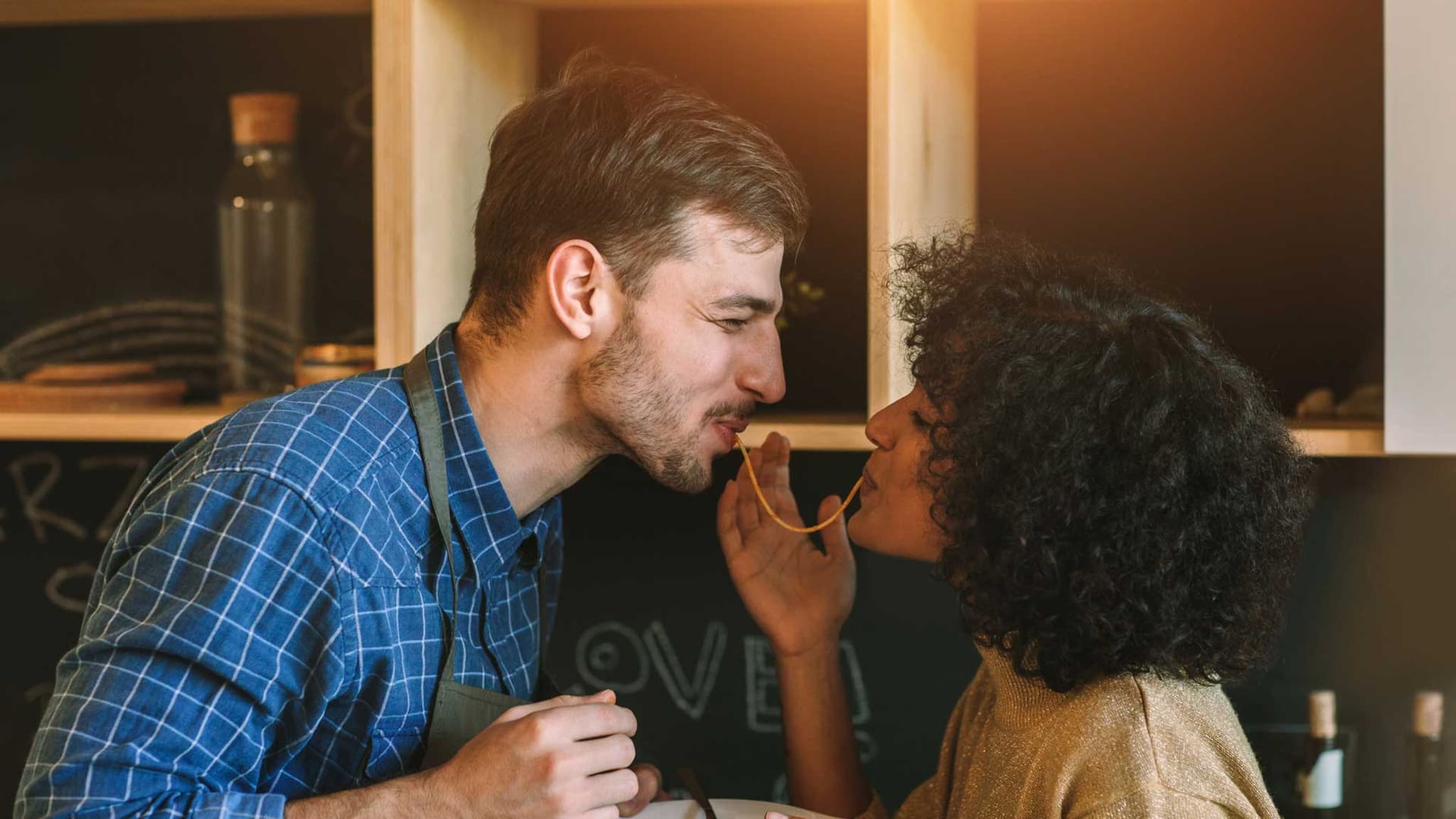 Paar zieht eine Spaghetti in den Mund