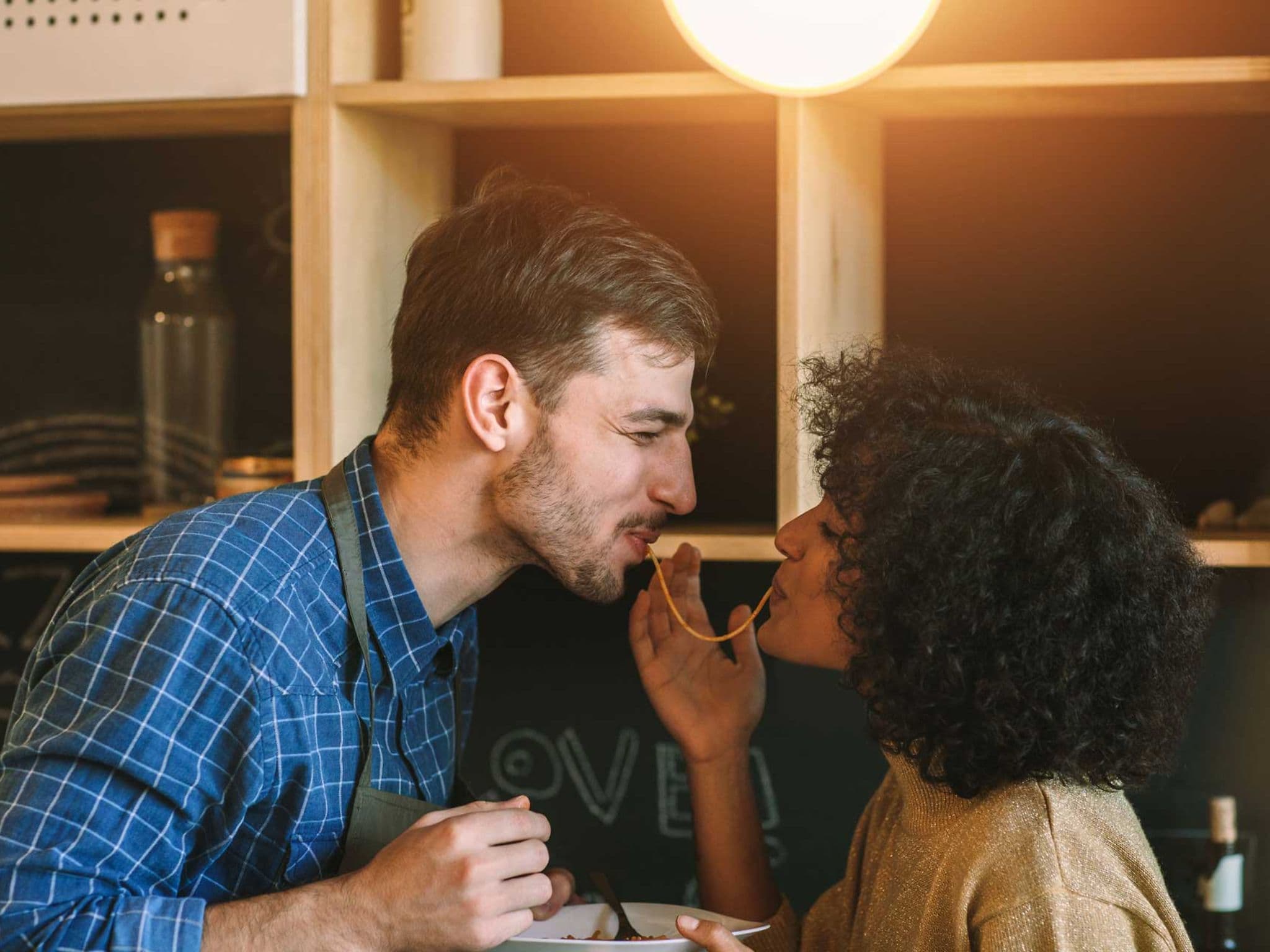 Paar zieht eine Spaghetti in den Mund