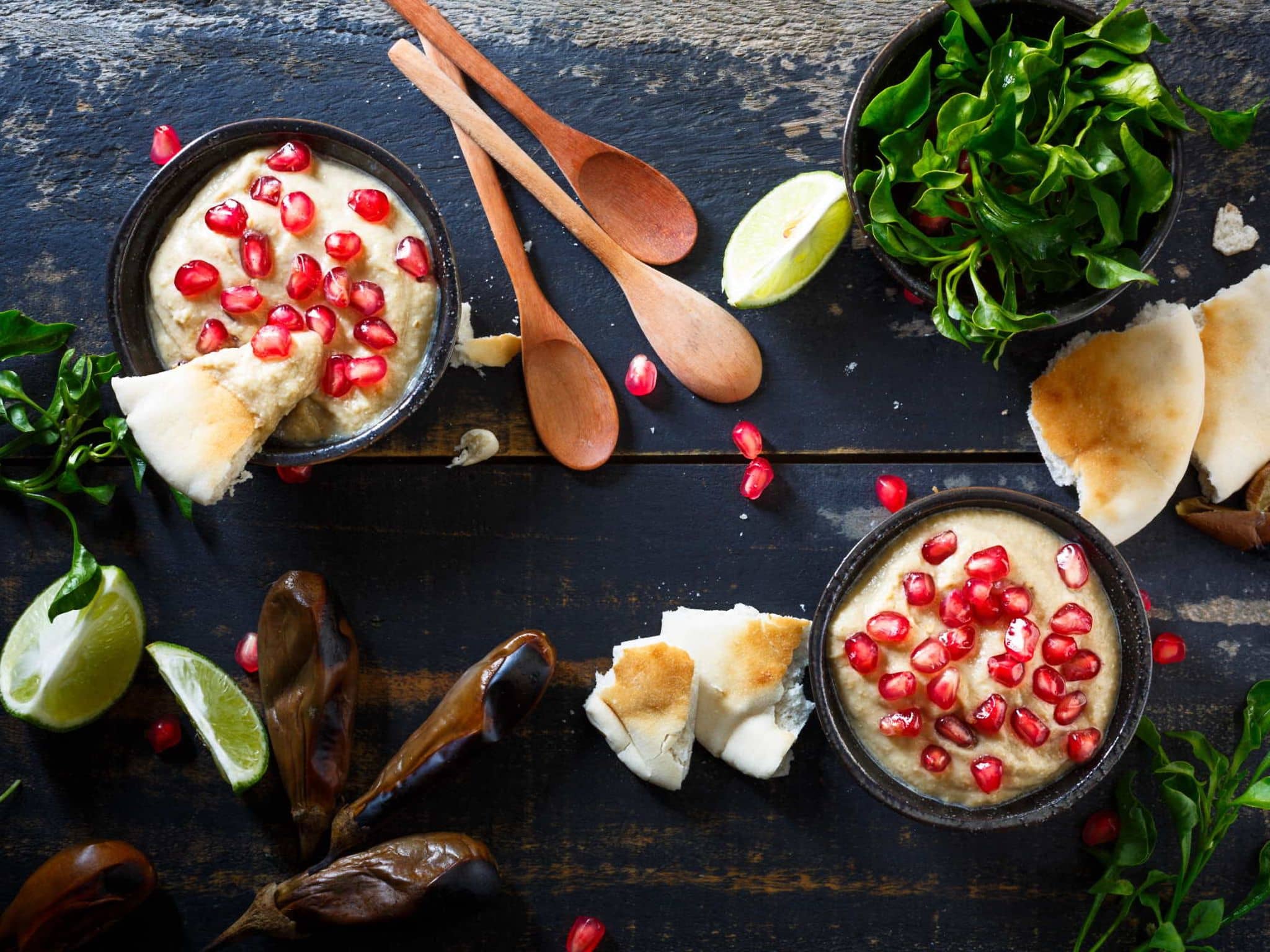 Baba Ganoush: Eine Portion Baba Ganoush mit Granatapfelkernen