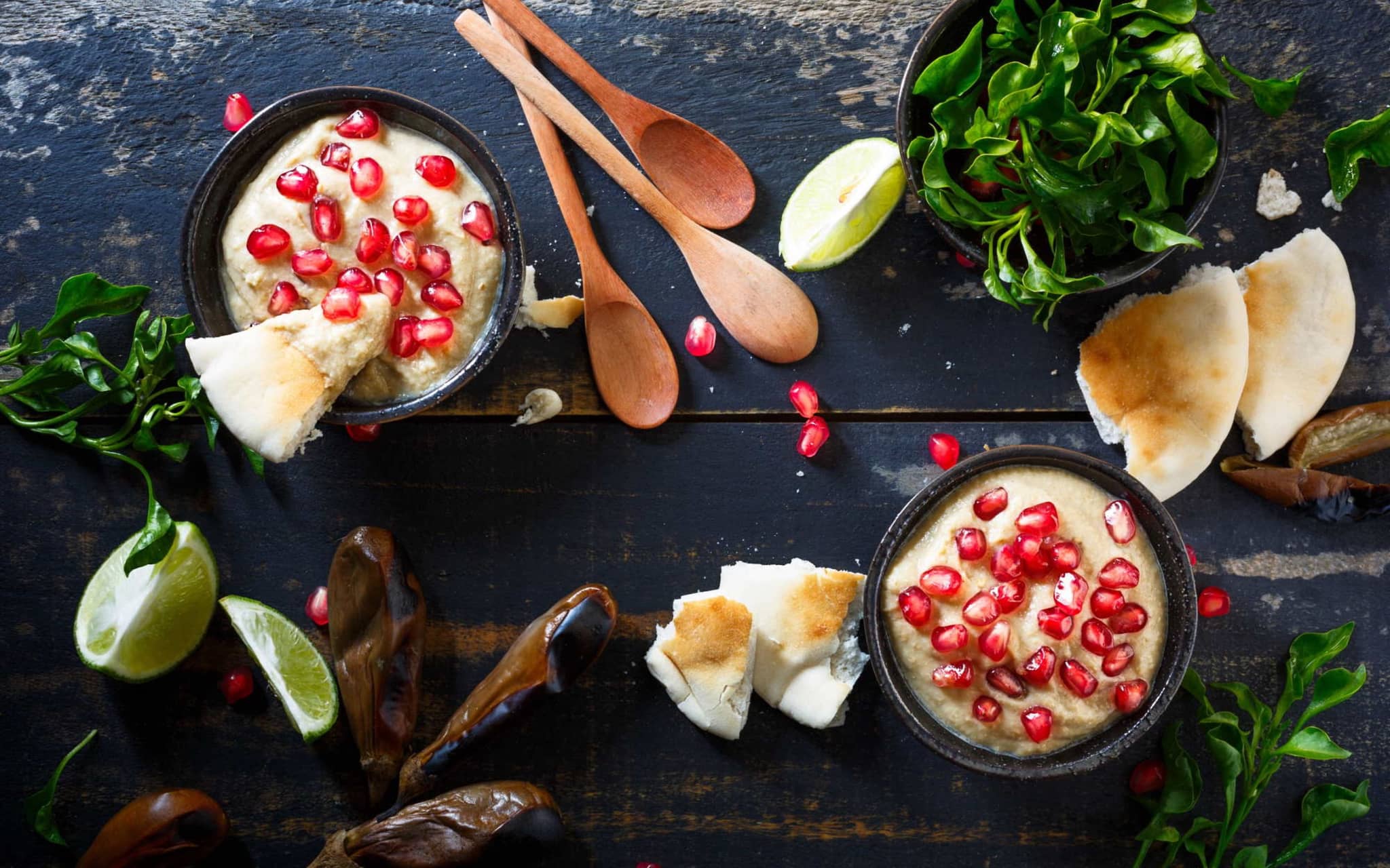Baba Ganoush: Eine Portion Baba Ganoush mit Granatapfelkernen