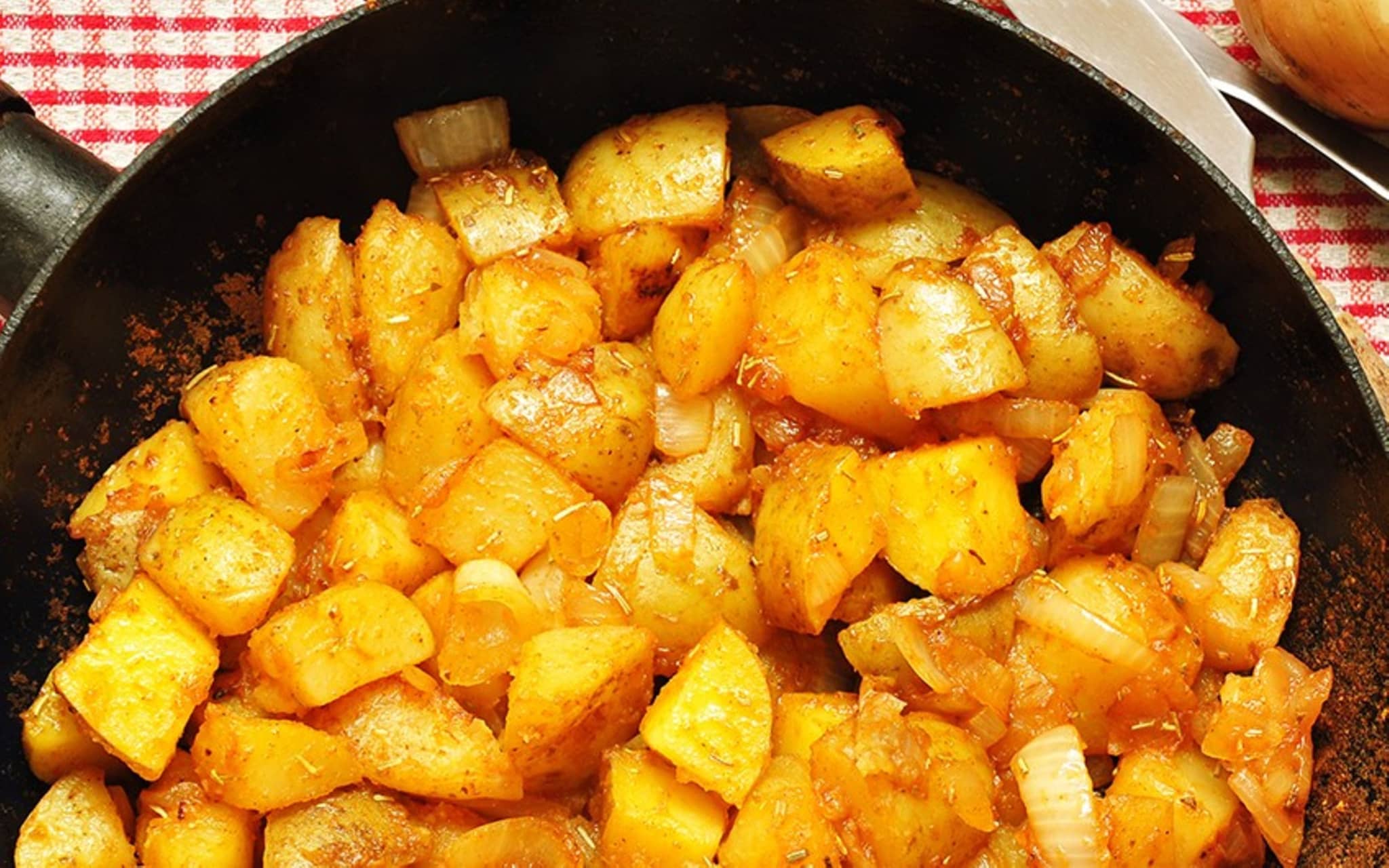 Leckere Bratkartoffeln mit Zwiebeln in einer Pfanne.