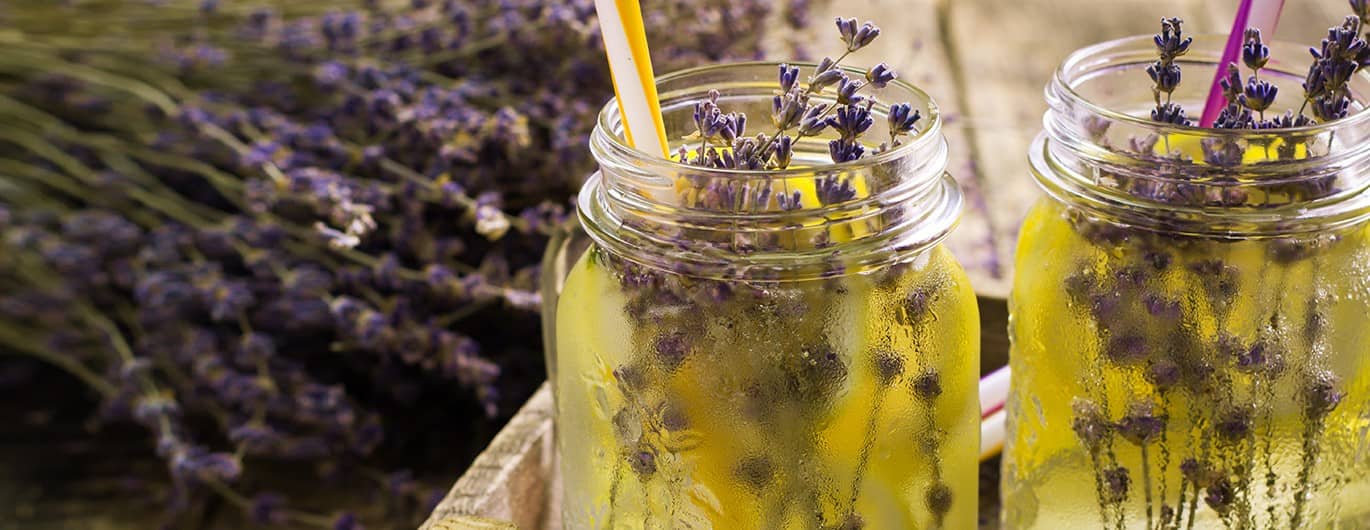 Zwei erfrischende Gläser mit Zitronen-Limonade mit Lavendel
