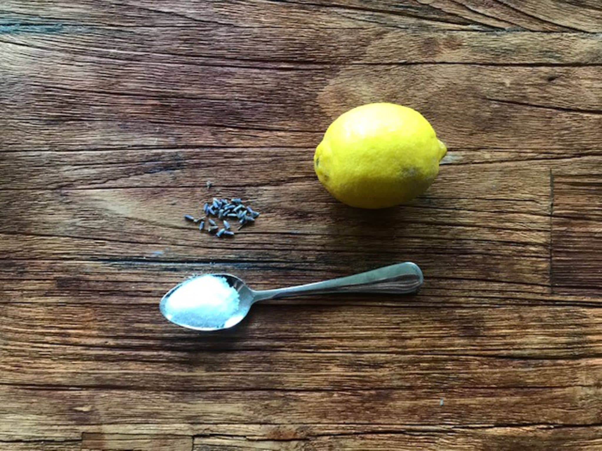 Stillbild der Zutaten für die Zitronen-Limonade: eine Zitrone, Lavendel und ein Löffel