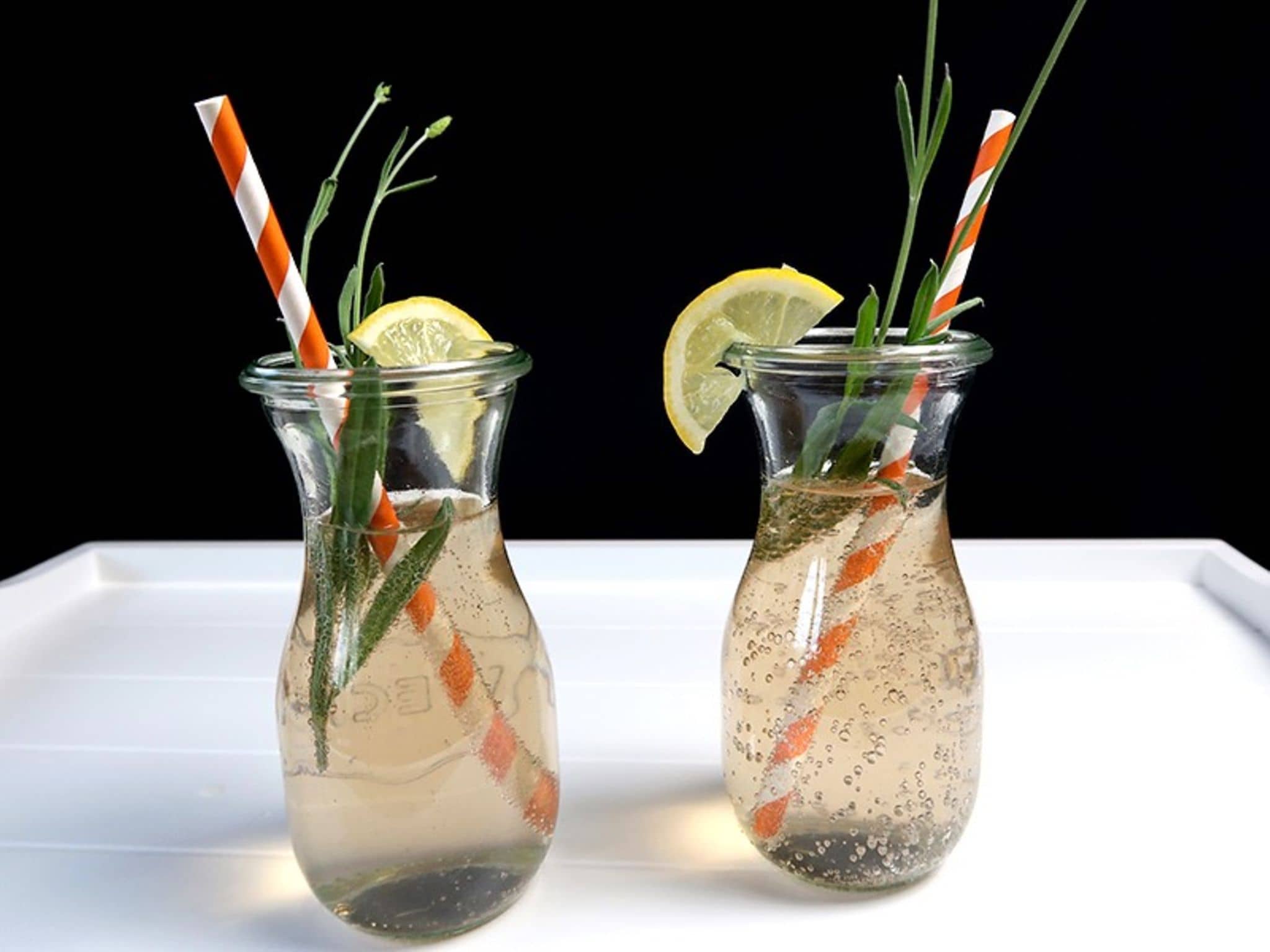 Zwei Gläser selbst zubereitete Zitronen-Limonade mit Lavendelblüten
