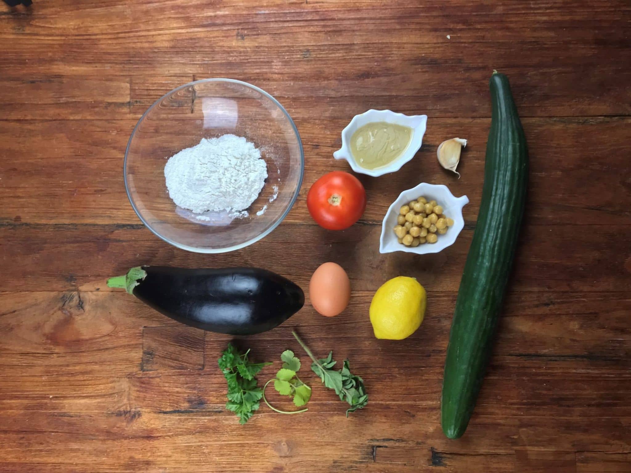 Zutaten für Sabich: Aubergine, Tomate, Ei, Kichererbsen, Hummus und mehr