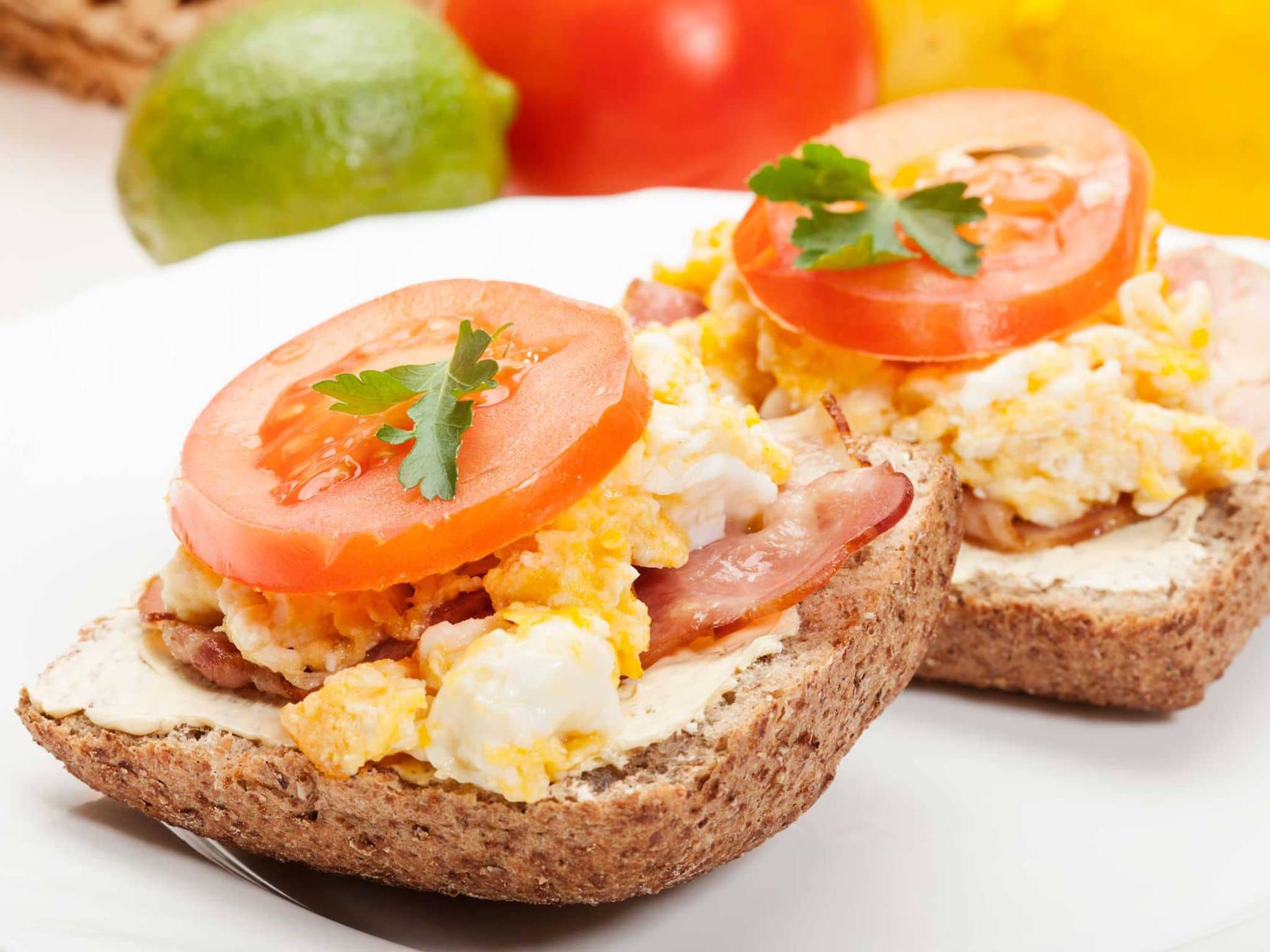 Rührei auf Vollkornbrötchen