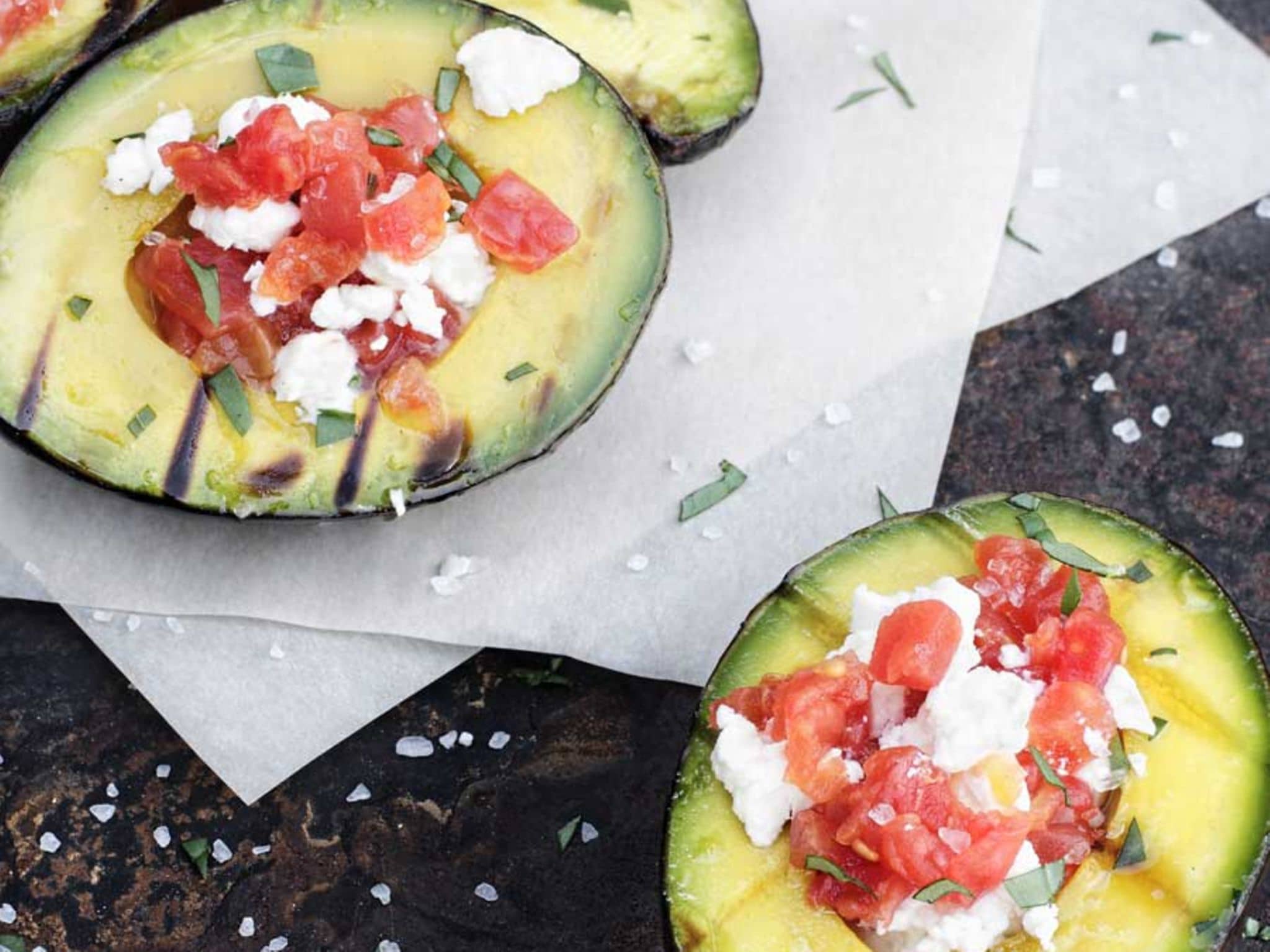Avocados vom Grill, belegt mit Tomate