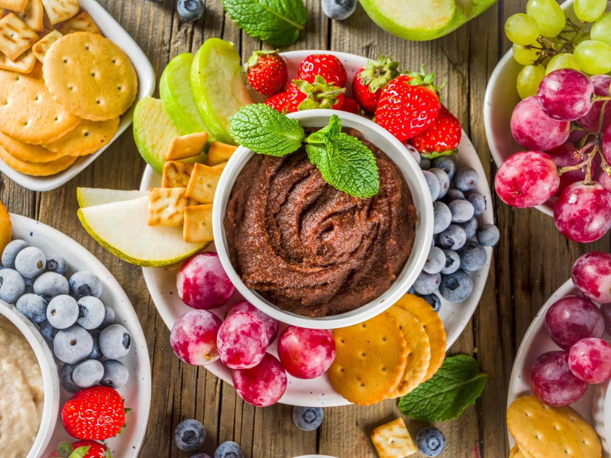 Hummus mit Kakao und frischen Früchten