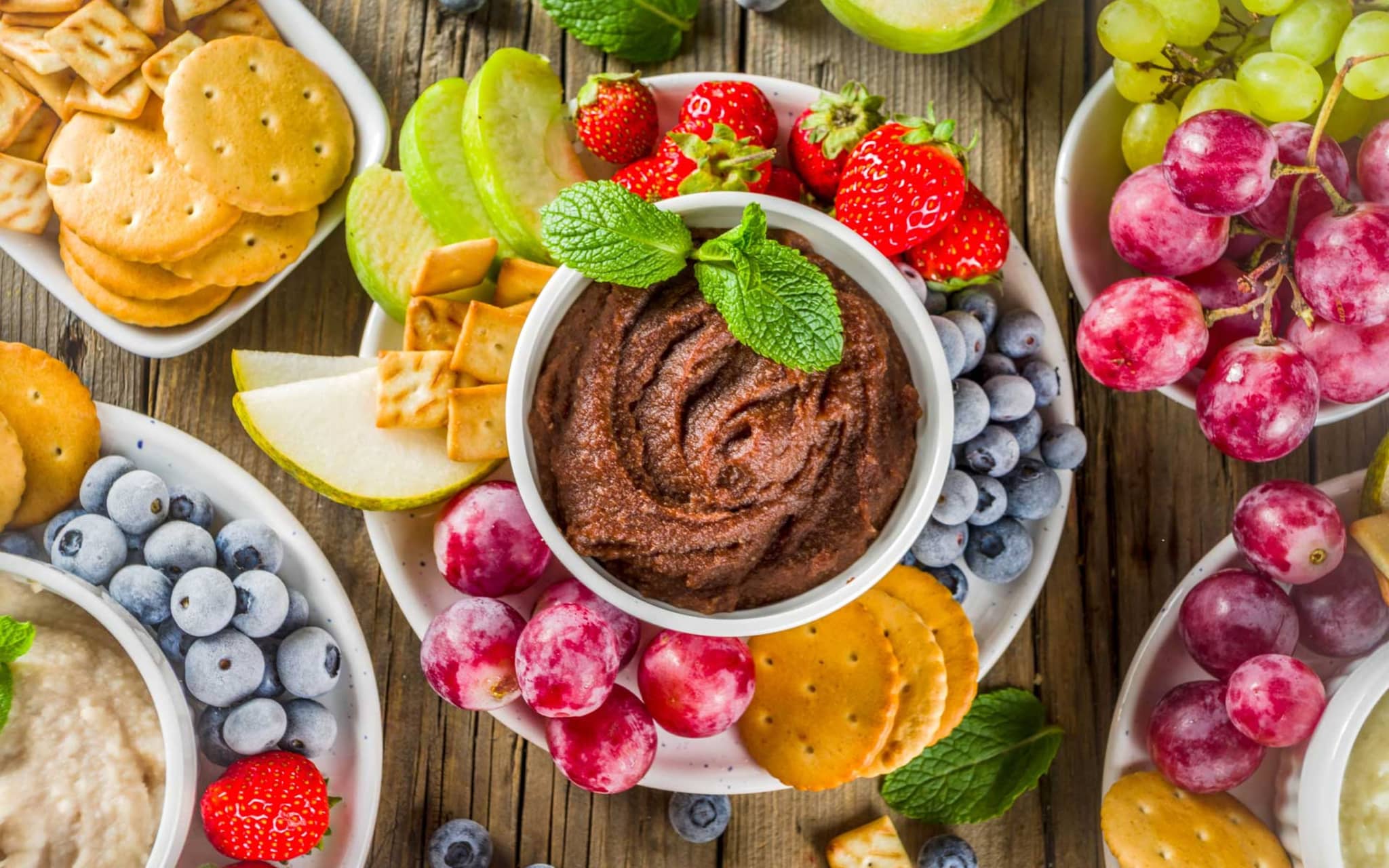 Hummus mit Kakao und frischen Früchten