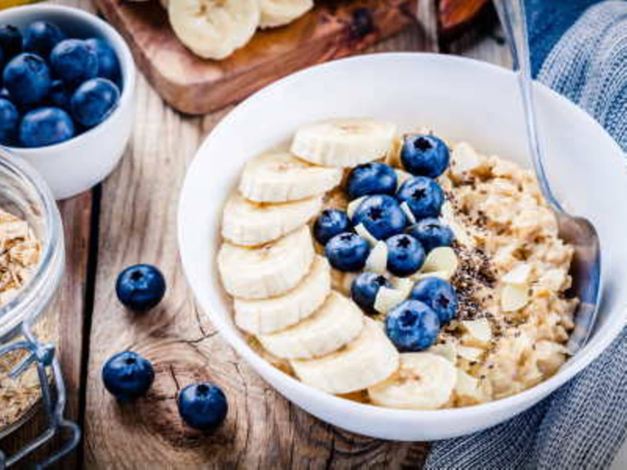 Porridge mit Blaubeeren: Eine lecker angerichtete Portion Porridge mit Blaubeer-Topping