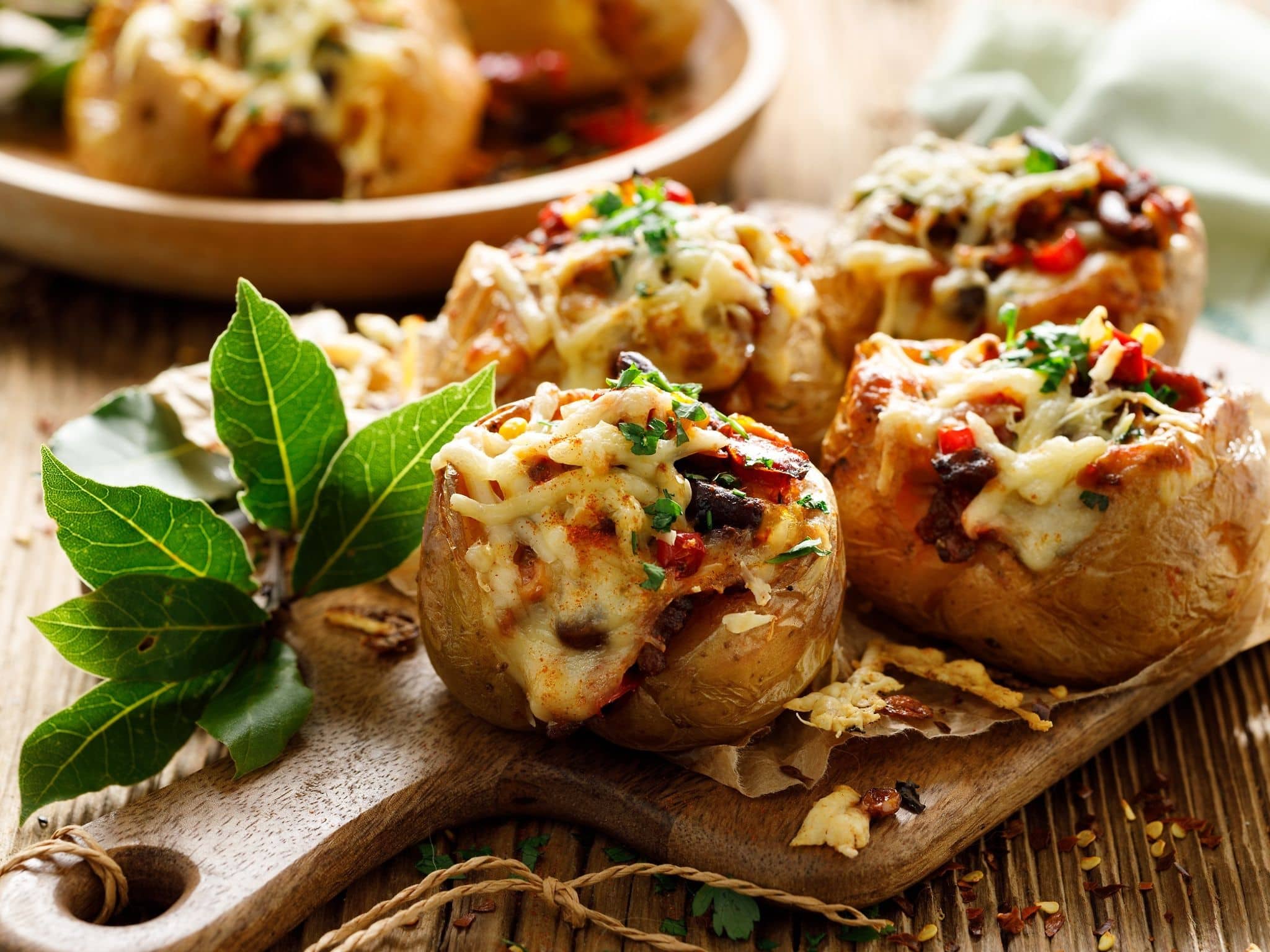 Kumpir: Eine auf einem Holzbrett angerichtete Portion Kumpir