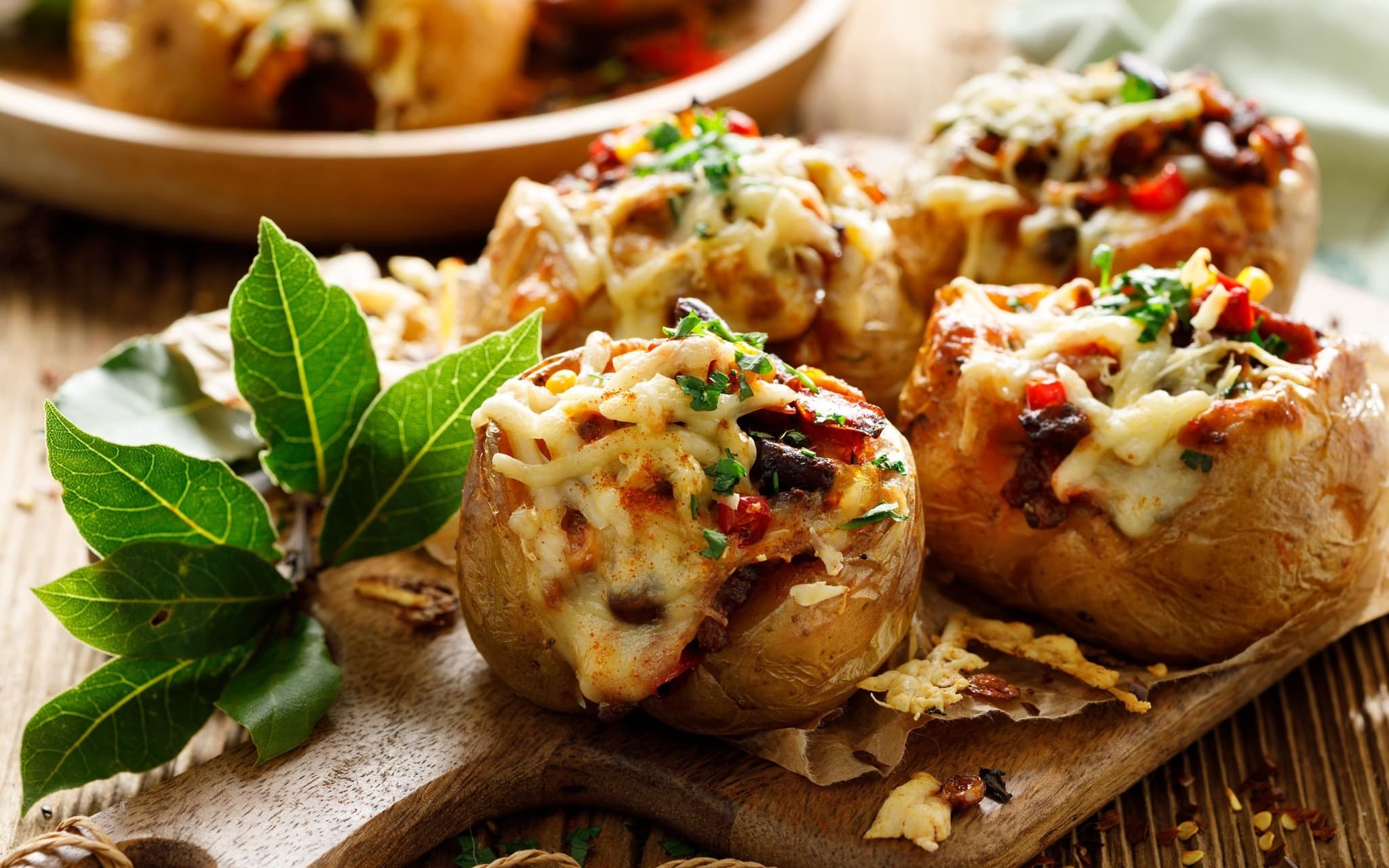 Kumpir: Eine auf einem Holzbrett angerichtete Portion Kumpir