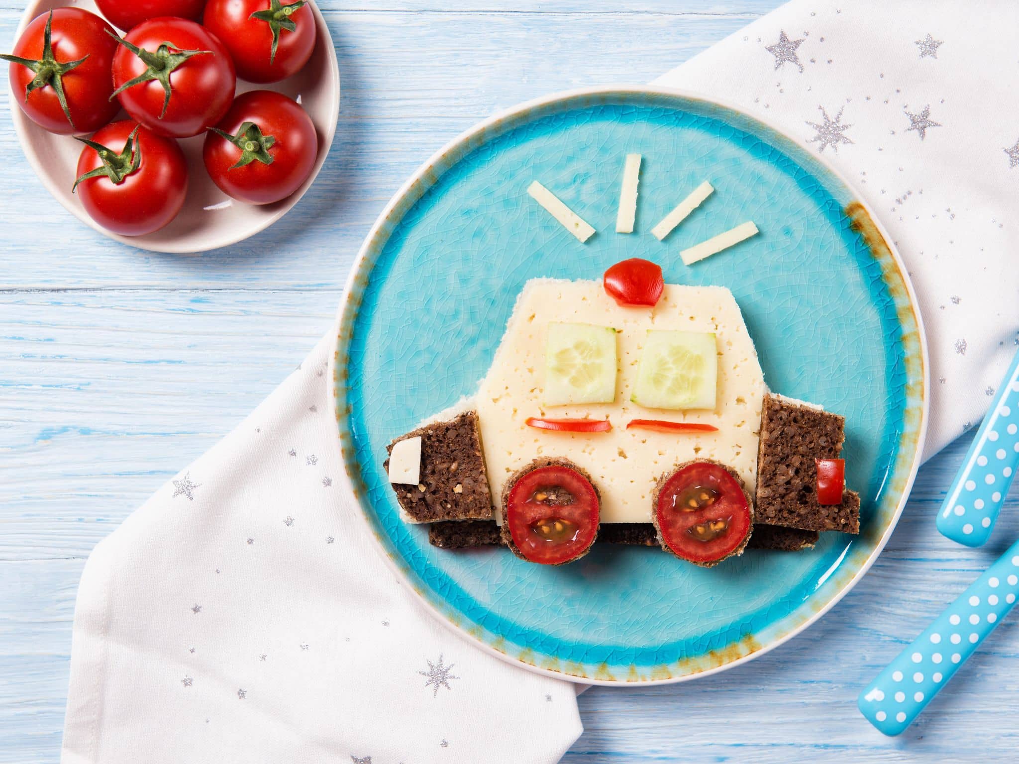 Vollkornbrot gesund belegt: Eine Scheibe Schwarzbrot kindgerecht garniert