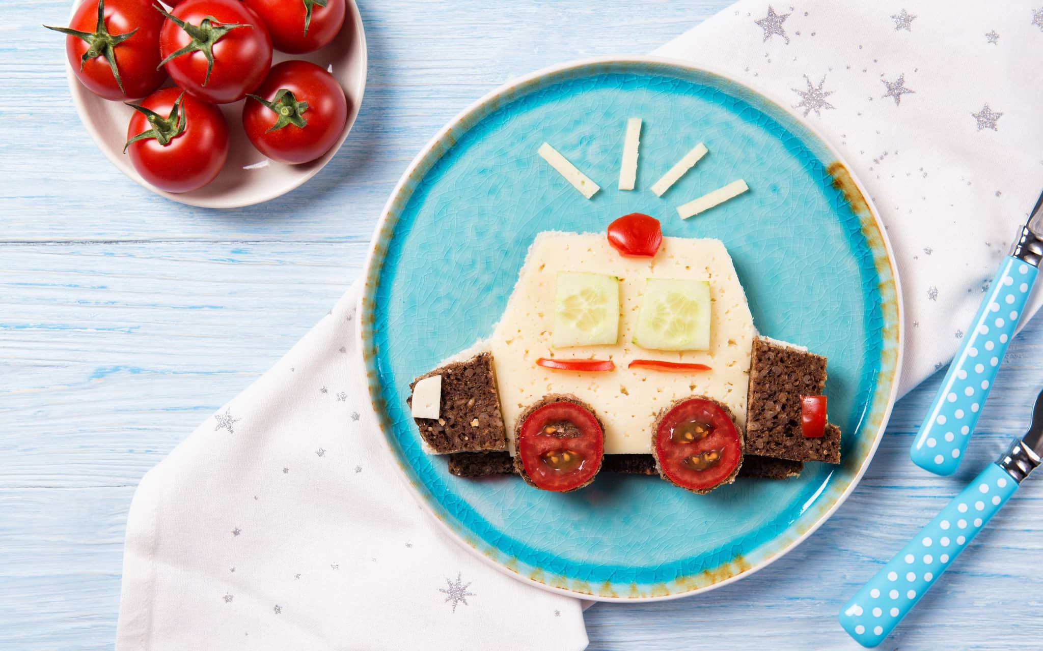 Vollkornbrot gesund belegt: Eine Scheibe Schwarzbrot kindgerecht garniert