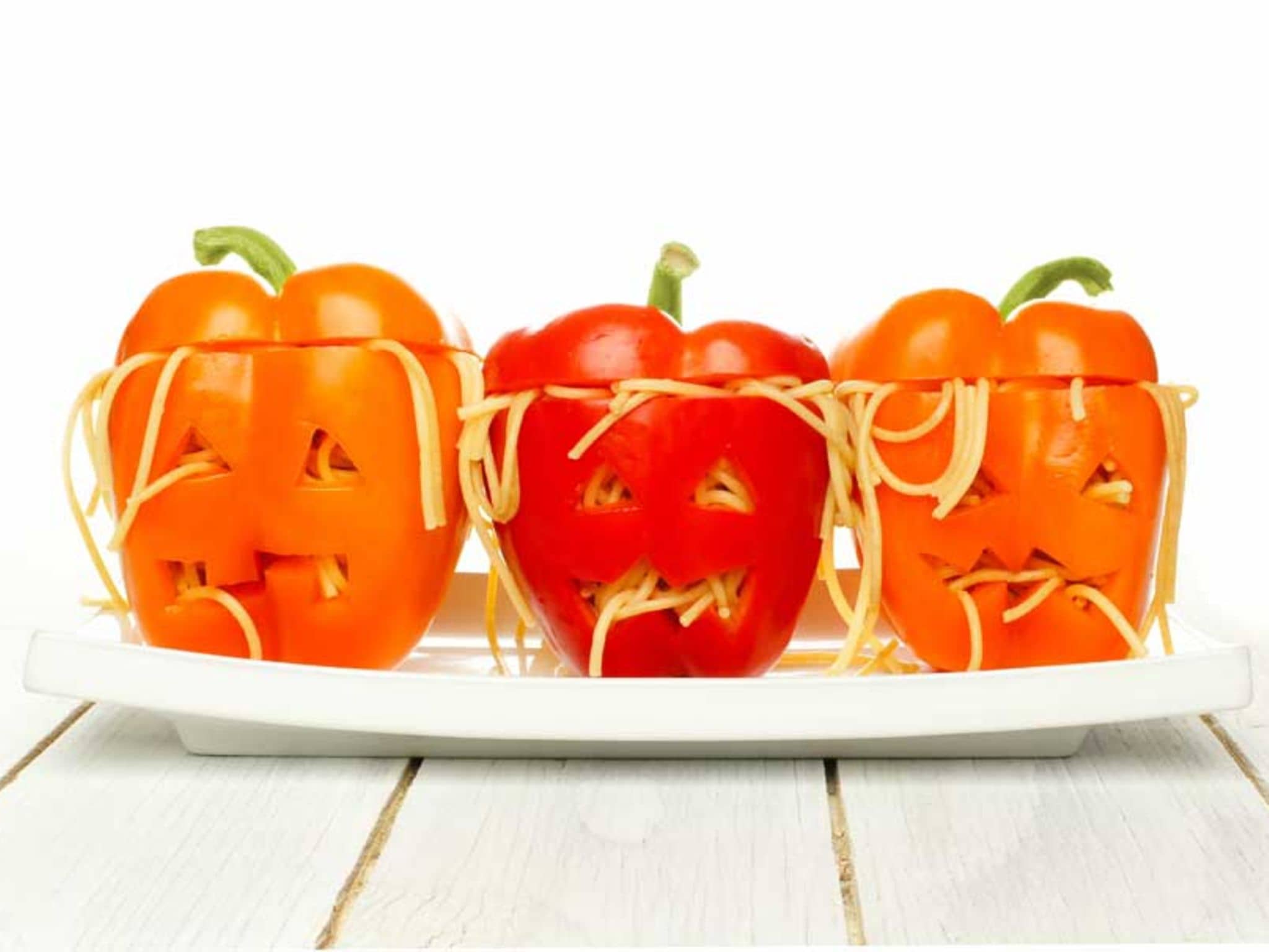 Aus Paprika geschnitzte Fratzen zu Halloween