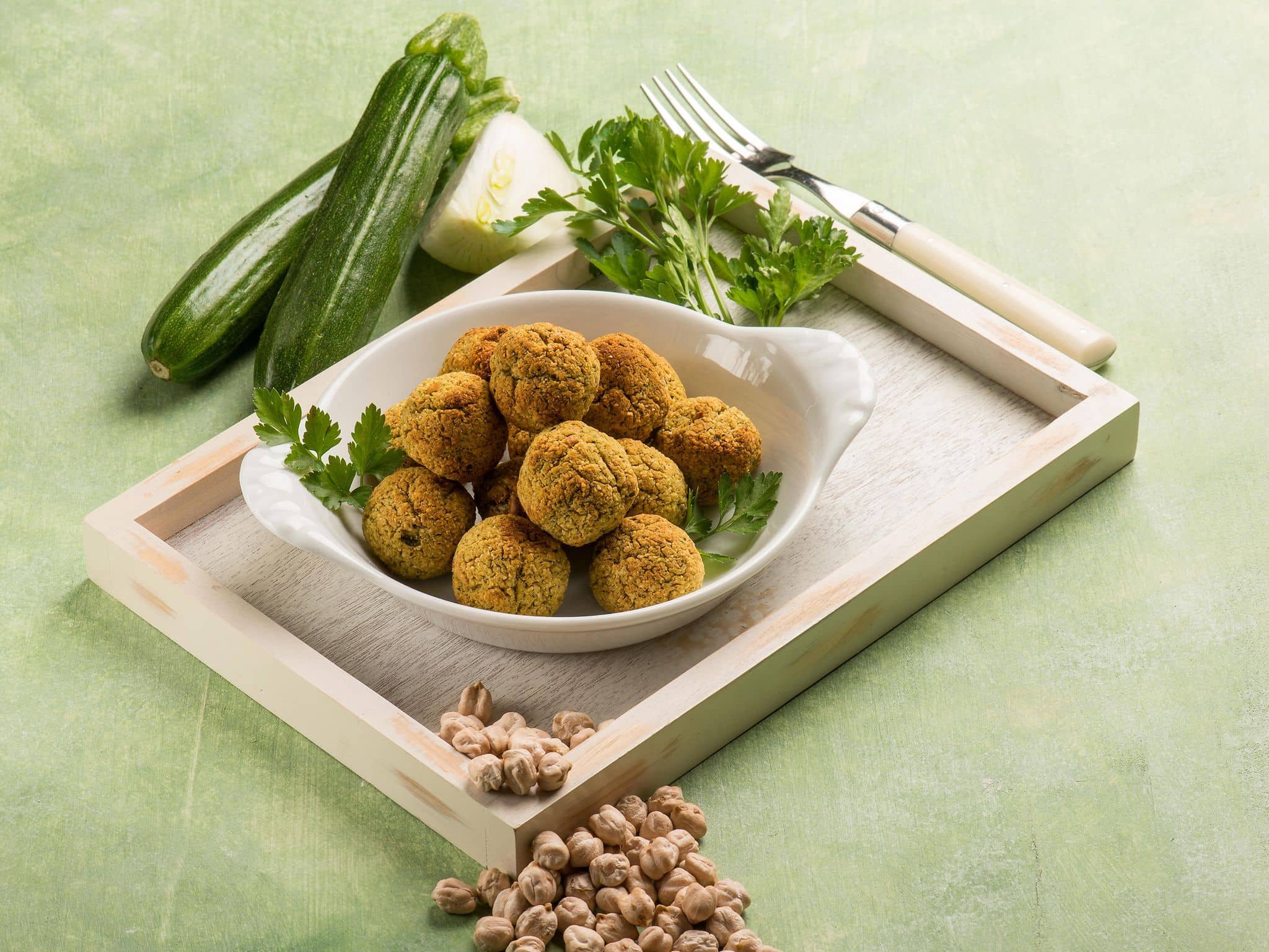 Alleskönner Zucchini: Köstlich auf einer Platte angerichtete Zucchini-Linsen-Bratlinge