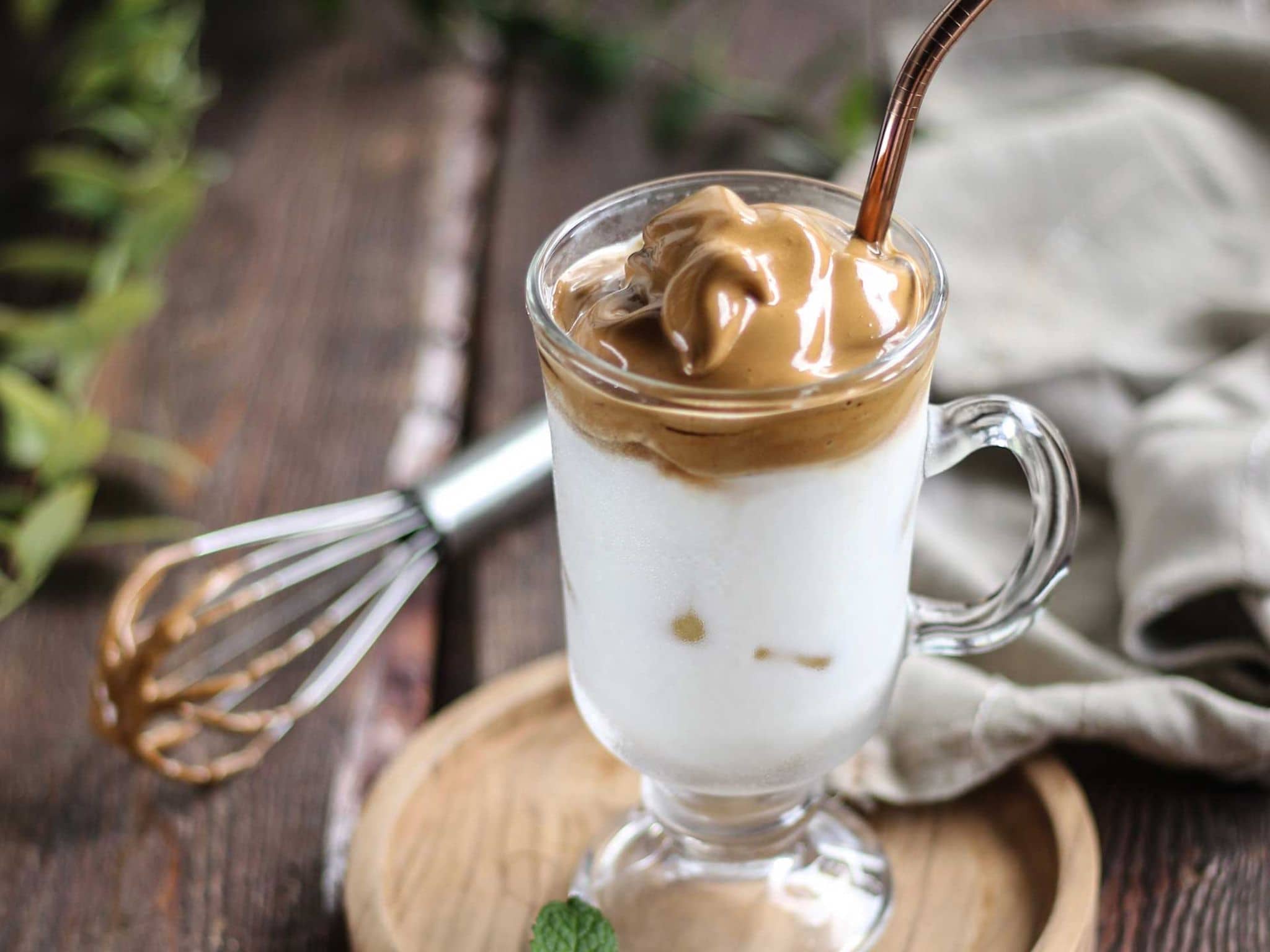 Dalgona Coffee in einem hohen Glas