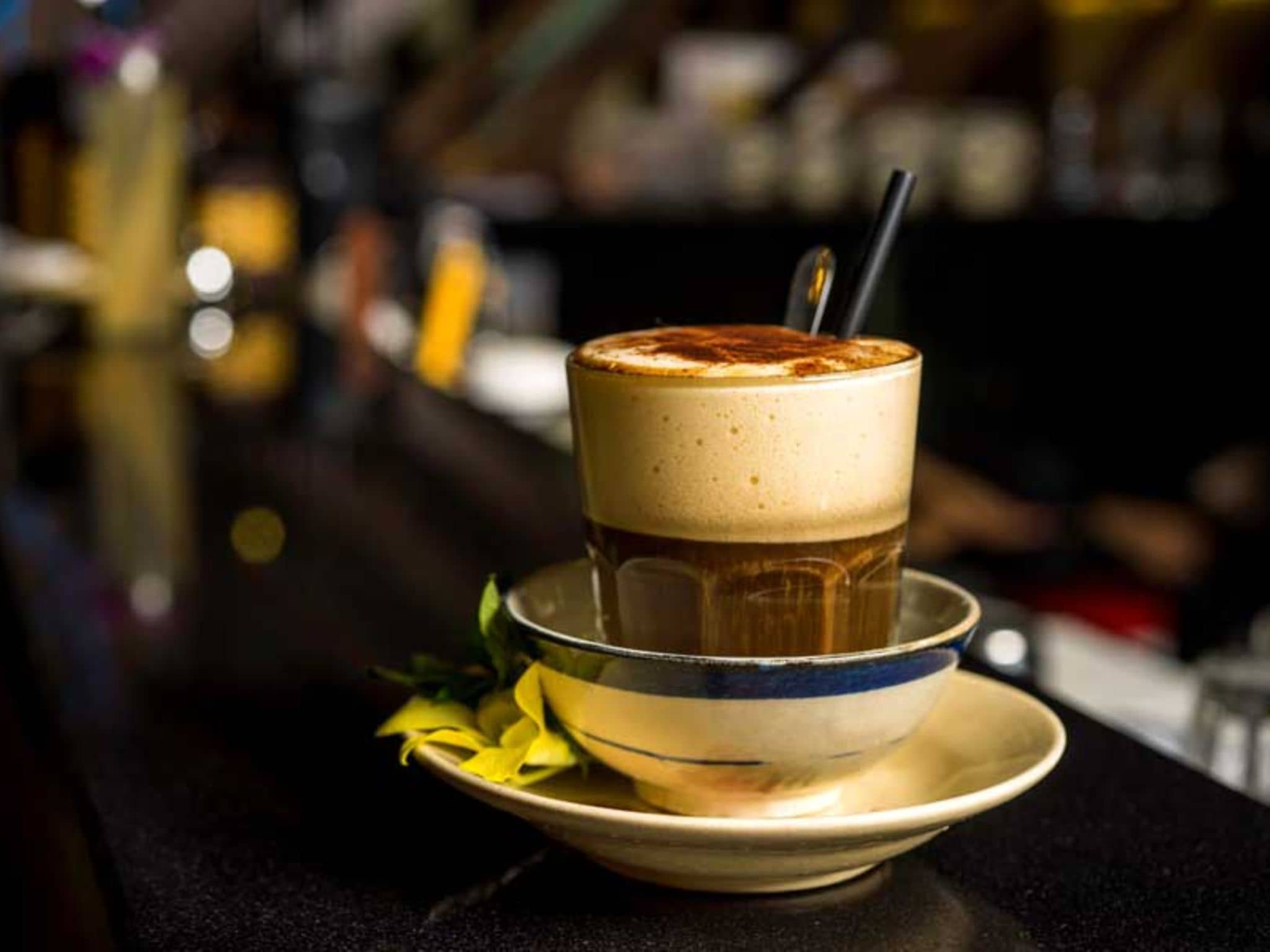 Ein Glas mit Egg Coffe, angerichtet auf einer Bar