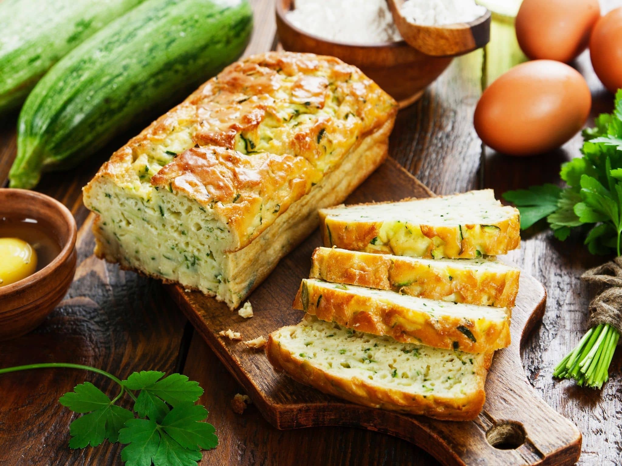 Alleskönner Zucchini: Frisch gebackener Zucchinikuchen in einer Kastenform