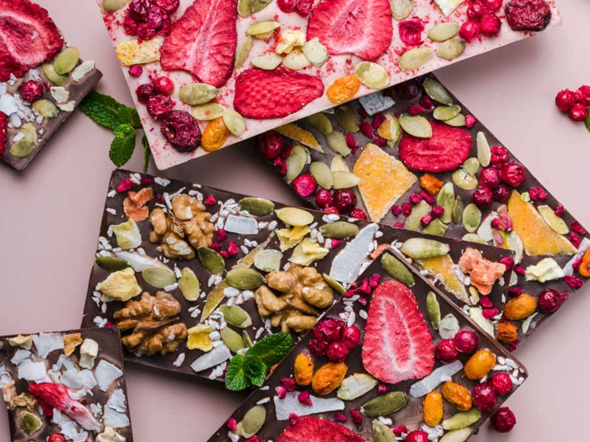 Bruchschokolade mit Tockenerdbeeren und Nüssen