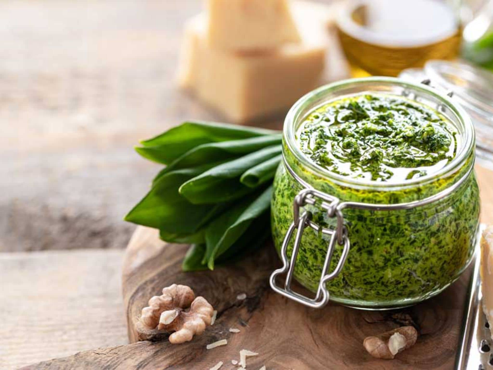 Kräuterpesto im Glas